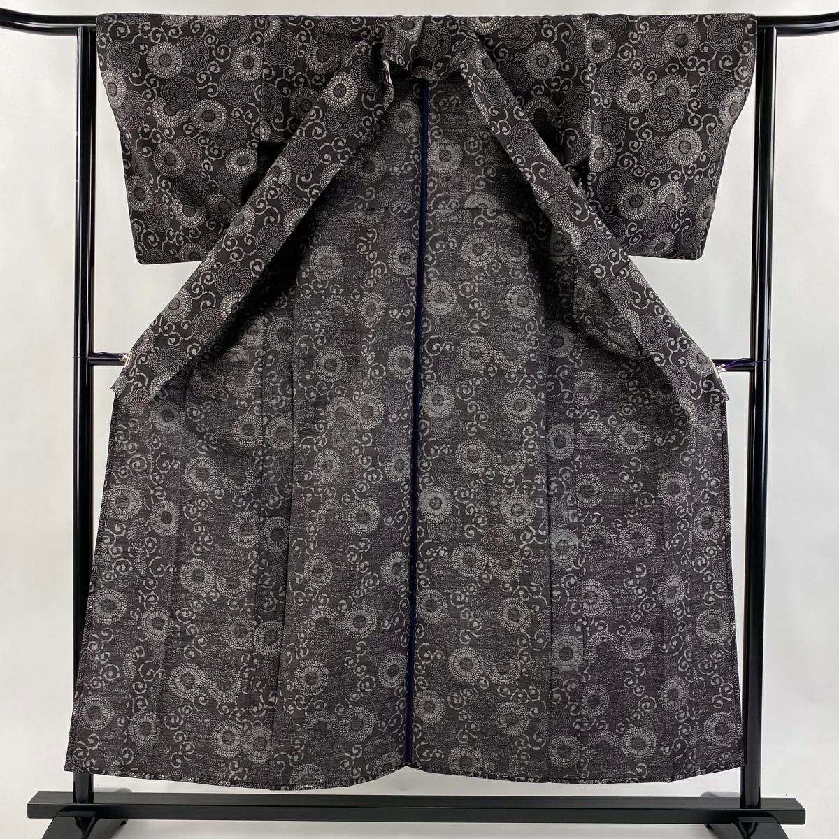 【美品】 小紋 身長154cm 袖長62.5cm S 單層 紬織織 菊花 唐草紋 墨 純蠶絲 秀品級