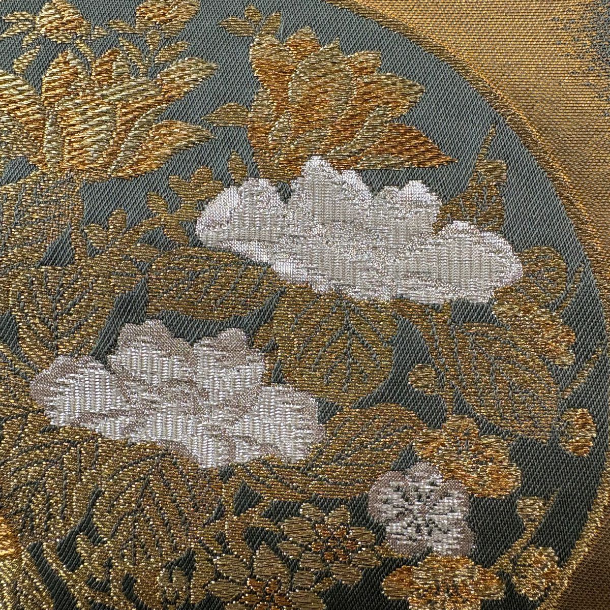 【美品】 袋帶 秀品級 松樹皮取漆器盆 草花紋紋 蝶 金糸 金金箔 山吹茶 六通 純蠶絲