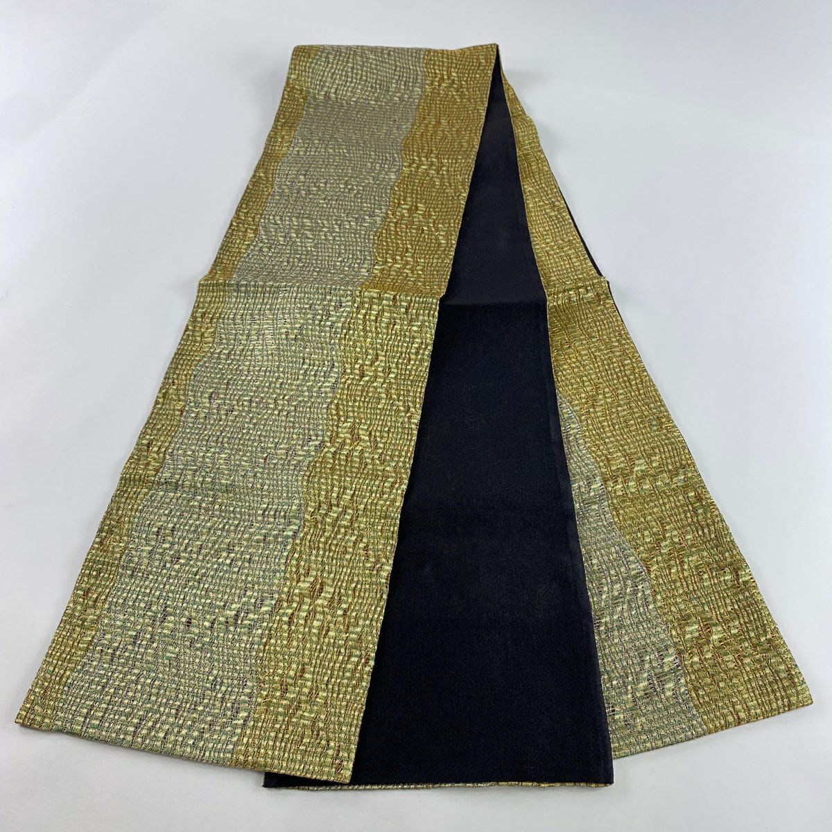 【美品】 袋帶 秀品級 よろけ縞 幾何學 金銀彩 金 純蠶絲