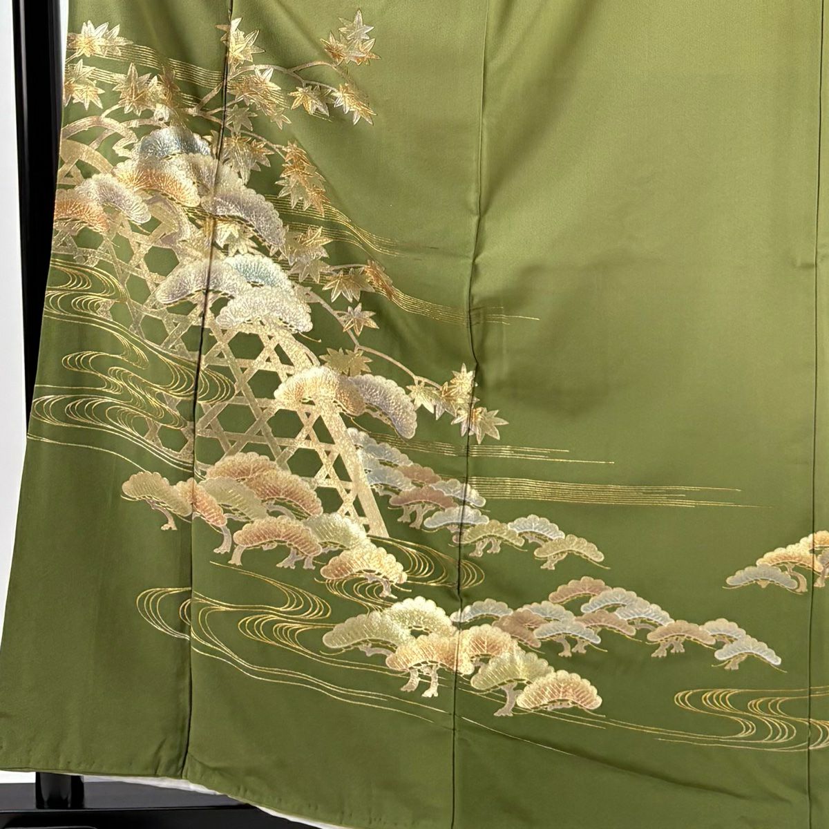 色留袖禮服 身長159.5cm 袖長63.5cm S 雙層 和田光正 吸棉仕立 落款あり 松樹 楓 金銀彩 漸變 よもぎ綠 純蠶絲 名品級 一つ紋