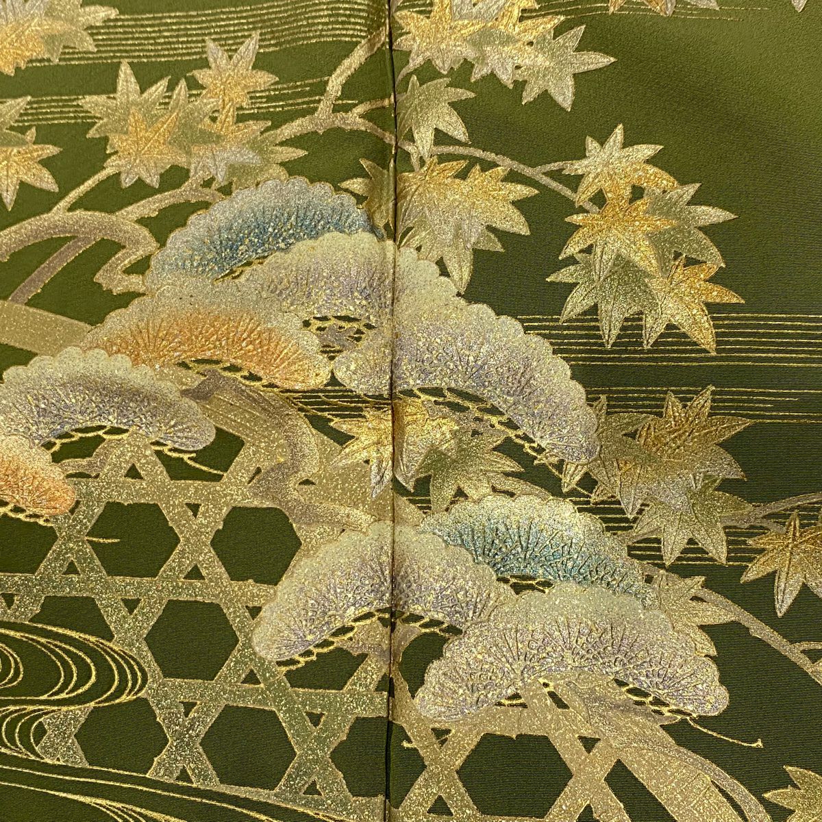 色留袖禮服 身長159.5cm 袖長63.5cm S 雙層 和田光正 吸棉仕立 落款あり 松樹 楓 金銀彩 漸變 よもぎ綠 純蠶絲 名品級 一つ紋