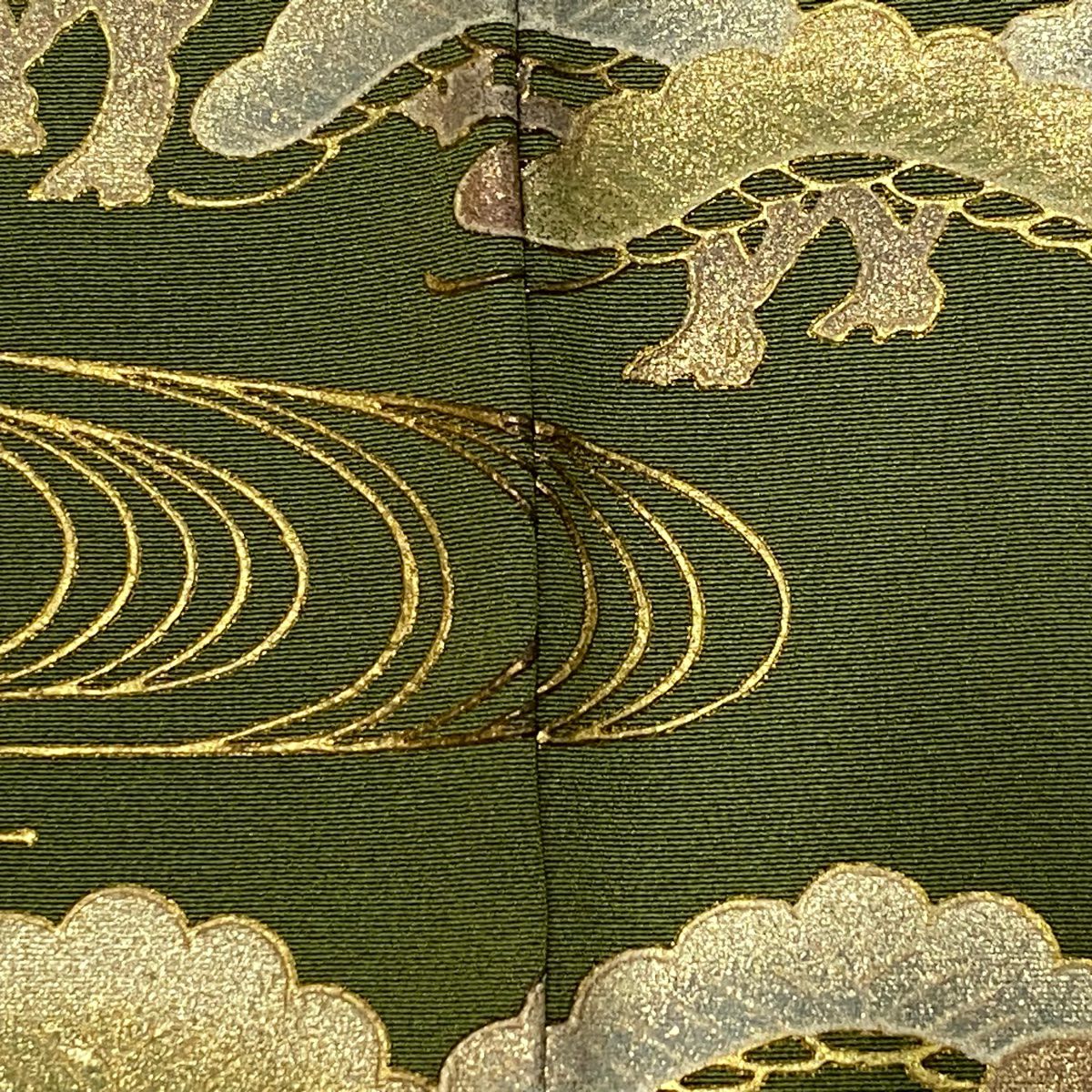 色留袖禮服 身長159.5cm 袖長63.5cm S 雙層 和田光正 吸棉仕立 落款あり 松樹 楓 金銀彩 漸變 よもぎ綠 純蠶絲 名品級 一つ紋