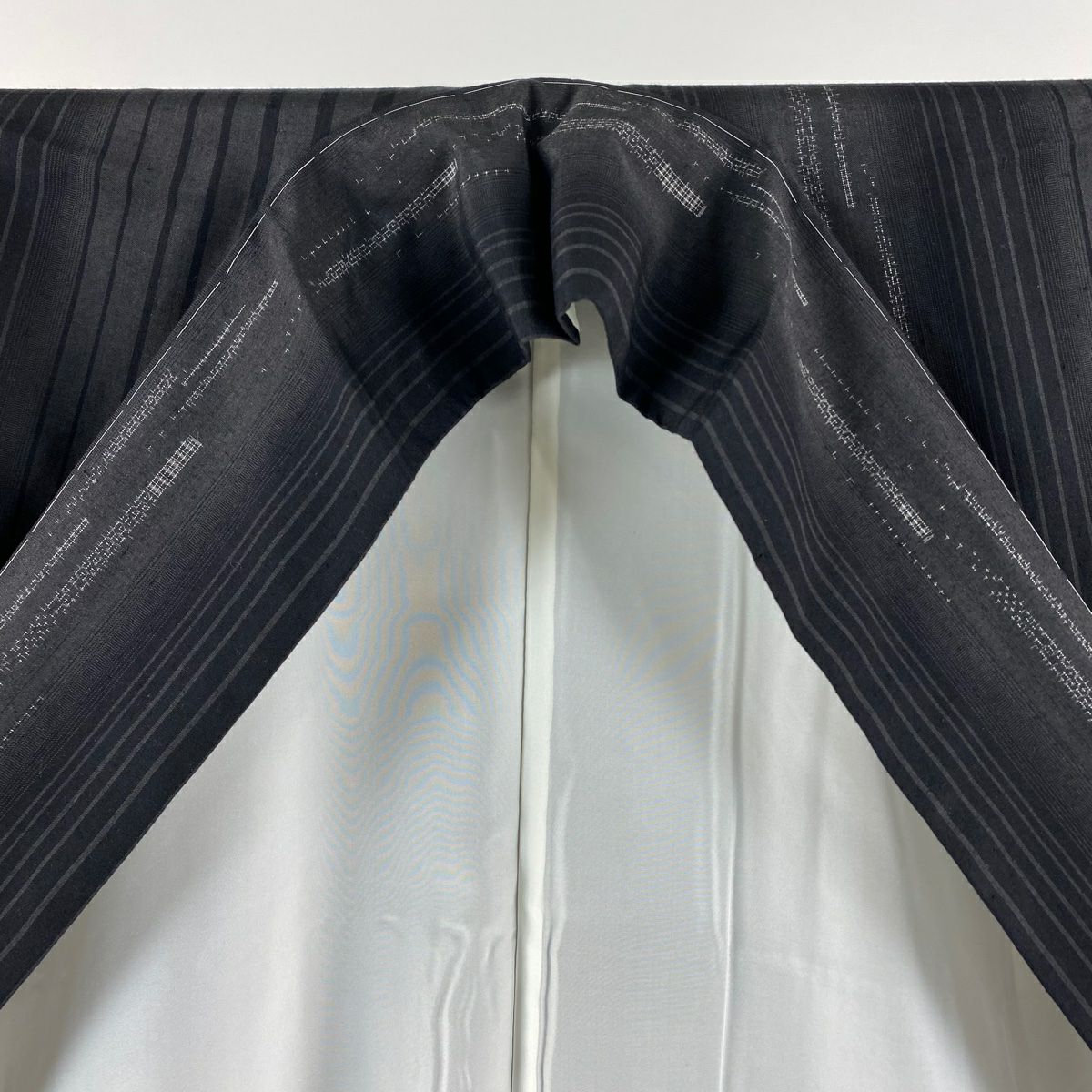 【美品】 結城紬織 身長158.5cm 袖長65cm M 雙層 はたおり娘 證書あり 縦縞模樣 絣紋 黑灰 純蠶絲 逸品級
