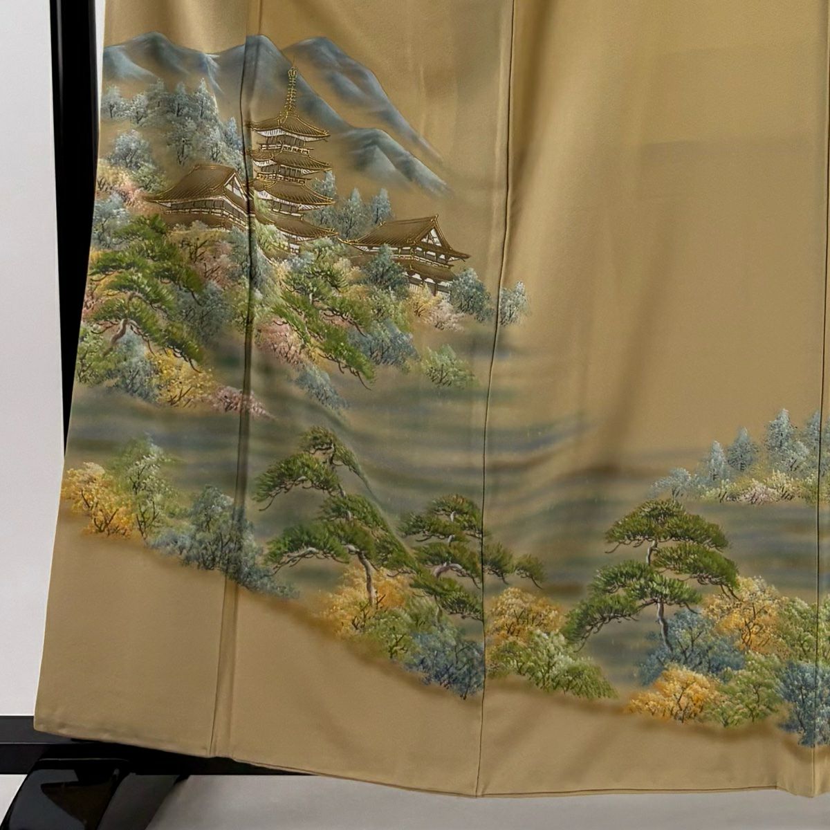 【美品】 色留袖禮服 身長159.5cm 袖長66.5cm M 雙層 藥師寺 落款あり 風景 建物 金銀彩 漸層 米色 純蠶絲 秀品級 一つ紋