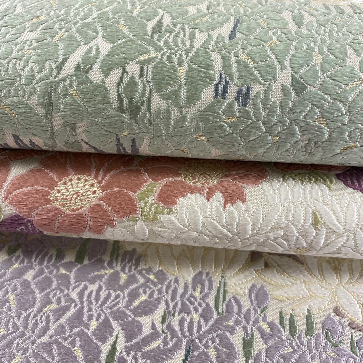 【美品】 袋帶 逸品級 御香染 宮紫 花御苑 草花紋紋 菖蒲 唐織 金金箔 薄紫 六通 純蠶絲
