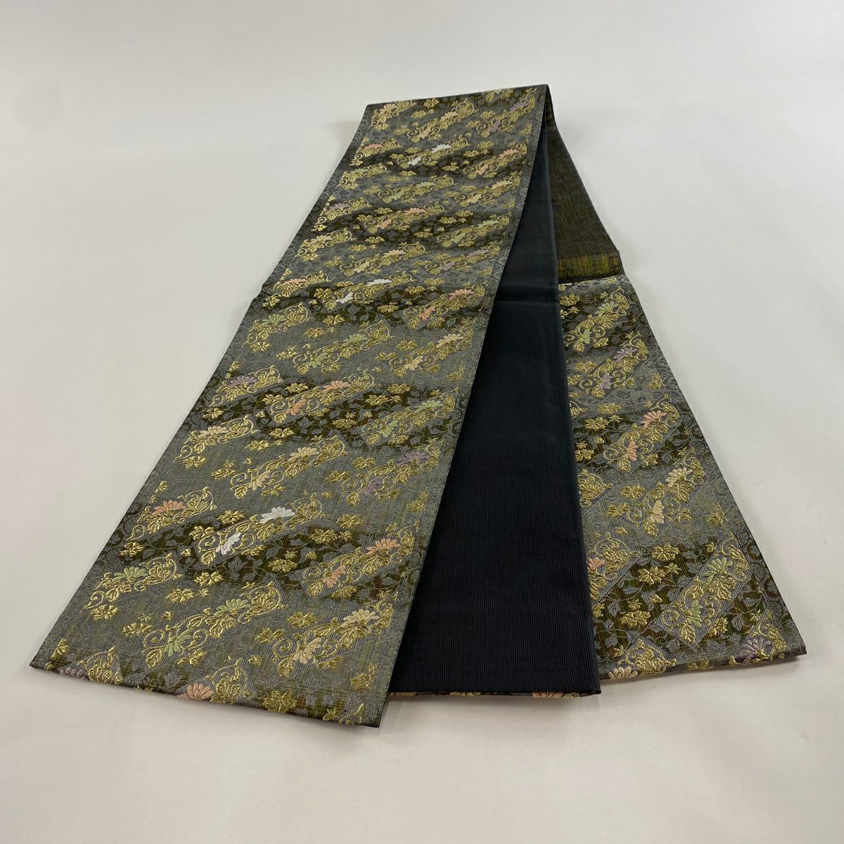 【庫存清倉】 【美品】 袋帶 名品級 草花紋紋 斜紋 金銀彩 刺繡 灰色 六通 純蠶絲
