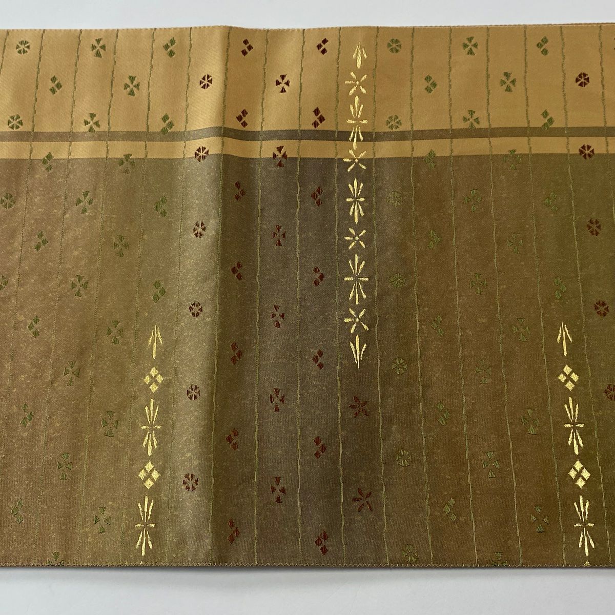 【美品】 袋帶 逸品級 となみ織物 落款あり 証紙あり 關西裁縫 縞 菱 金絲 茶 六通 純蠶絲