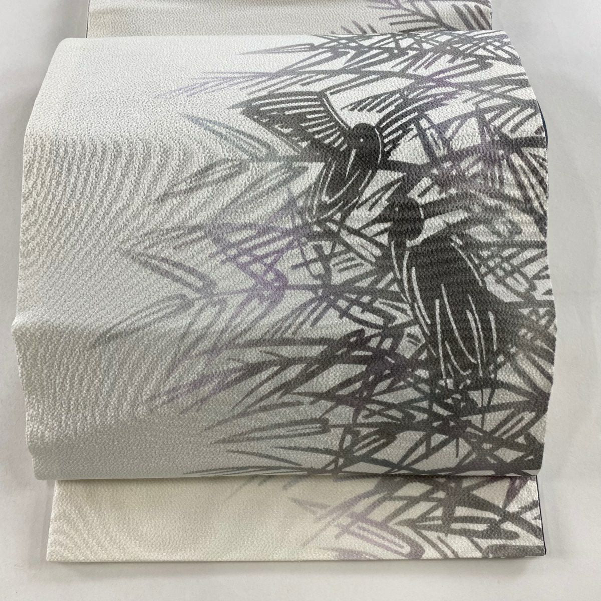 【美品】 袋帶 逸品級 菅有鬼一 落款 鷺 葉紋 逐漸變化 縮緬 灰白 お太鼓紋 純蠶絲