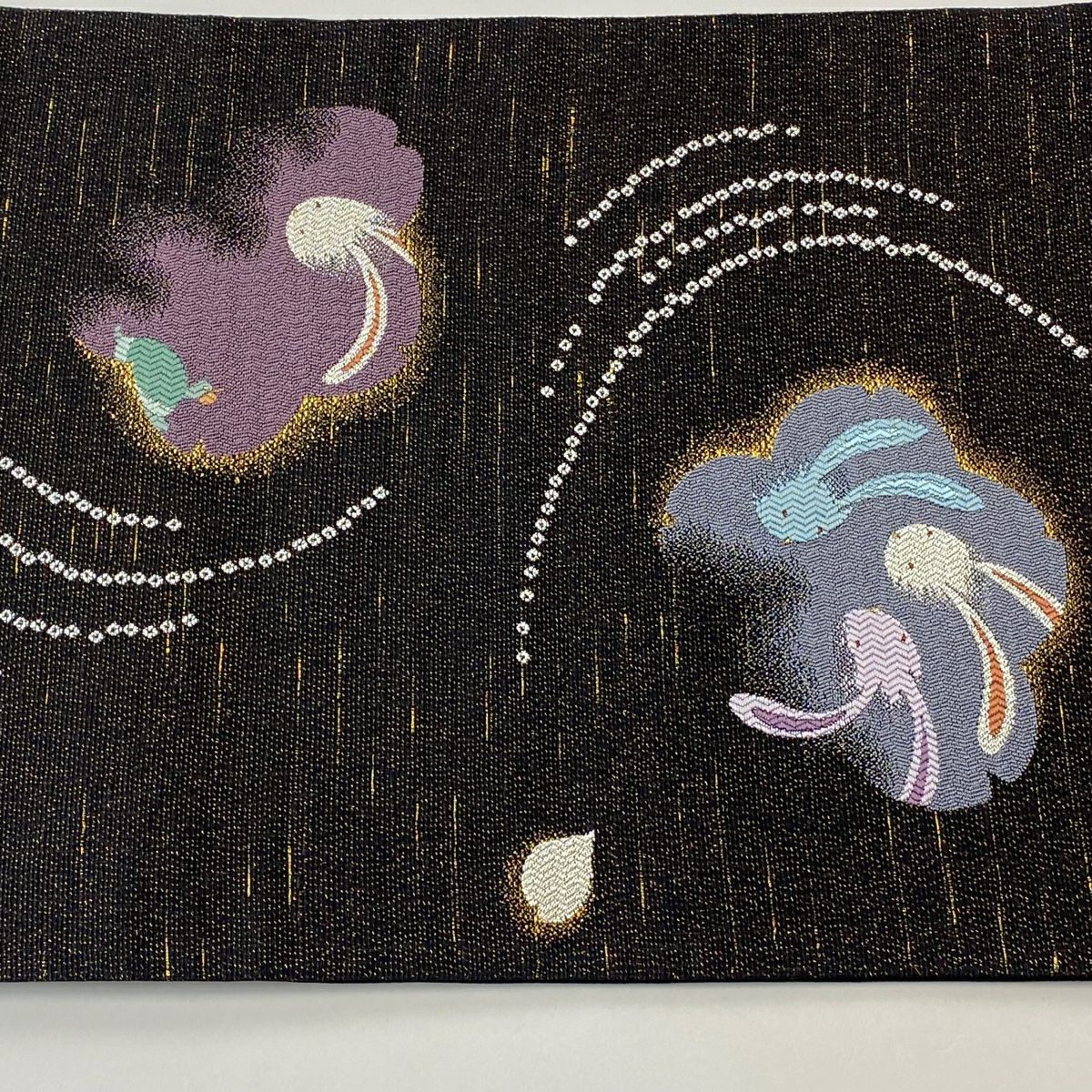 【美品】 袋帶 逸品級 兔子與烏龜 櫻花花瓣 金金箔 刺繡 黑 六通 純蠶絲
