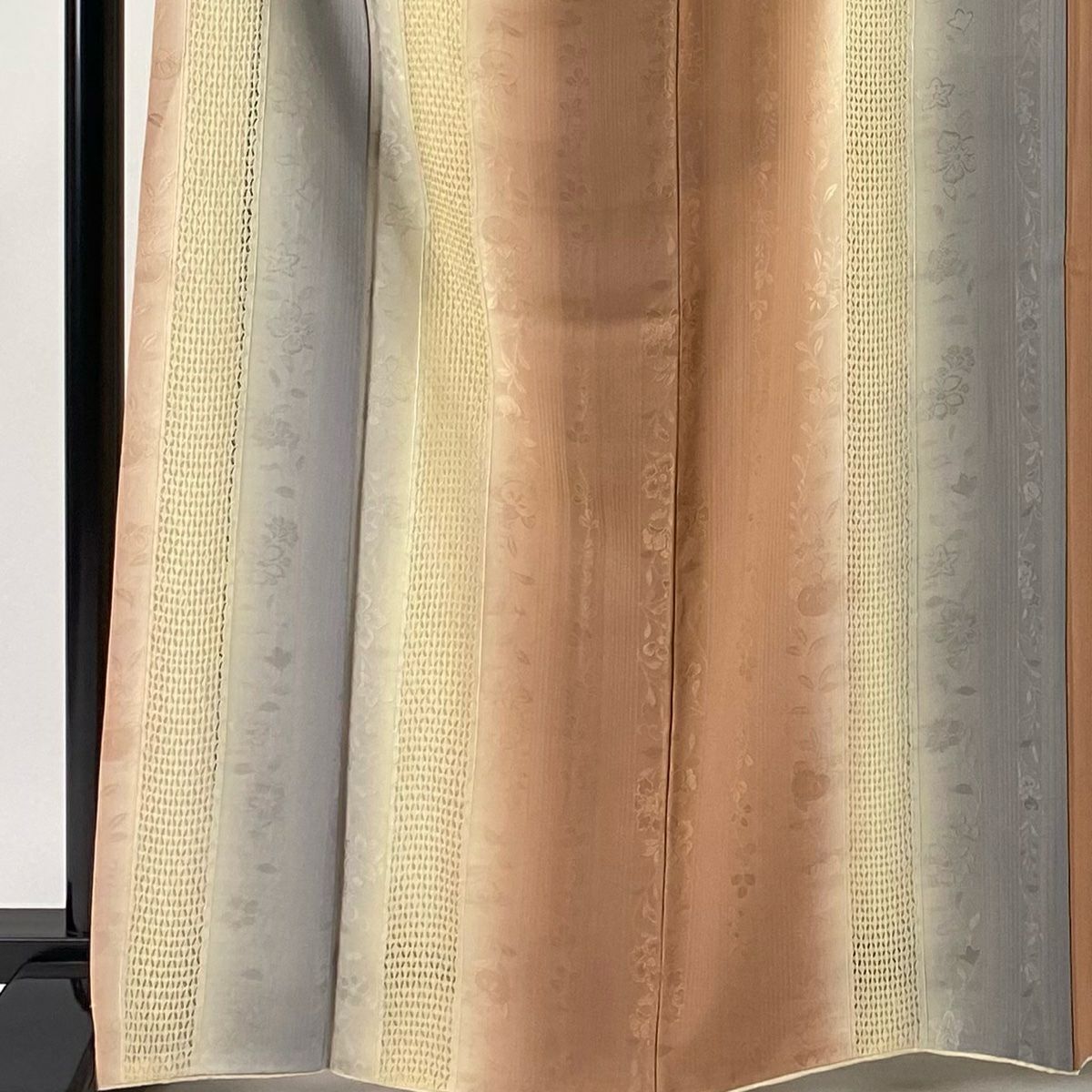 【美品】 小紋 身長166cm 袖長69cm L 雙層 地紋 縱向暈染圖案 刺繡 鮭粉色 純蠶絲 逸品級