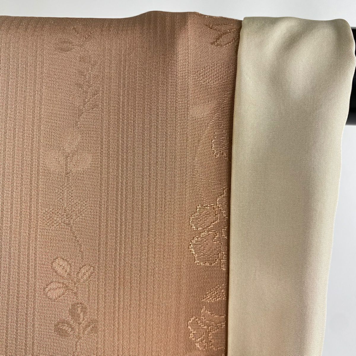 【美品】 小紋 身長166cm 袖長69cm L 雙層 地紋 縱向暈染圖案 刺繡 鮭粉色 純蠶絲 逸品級