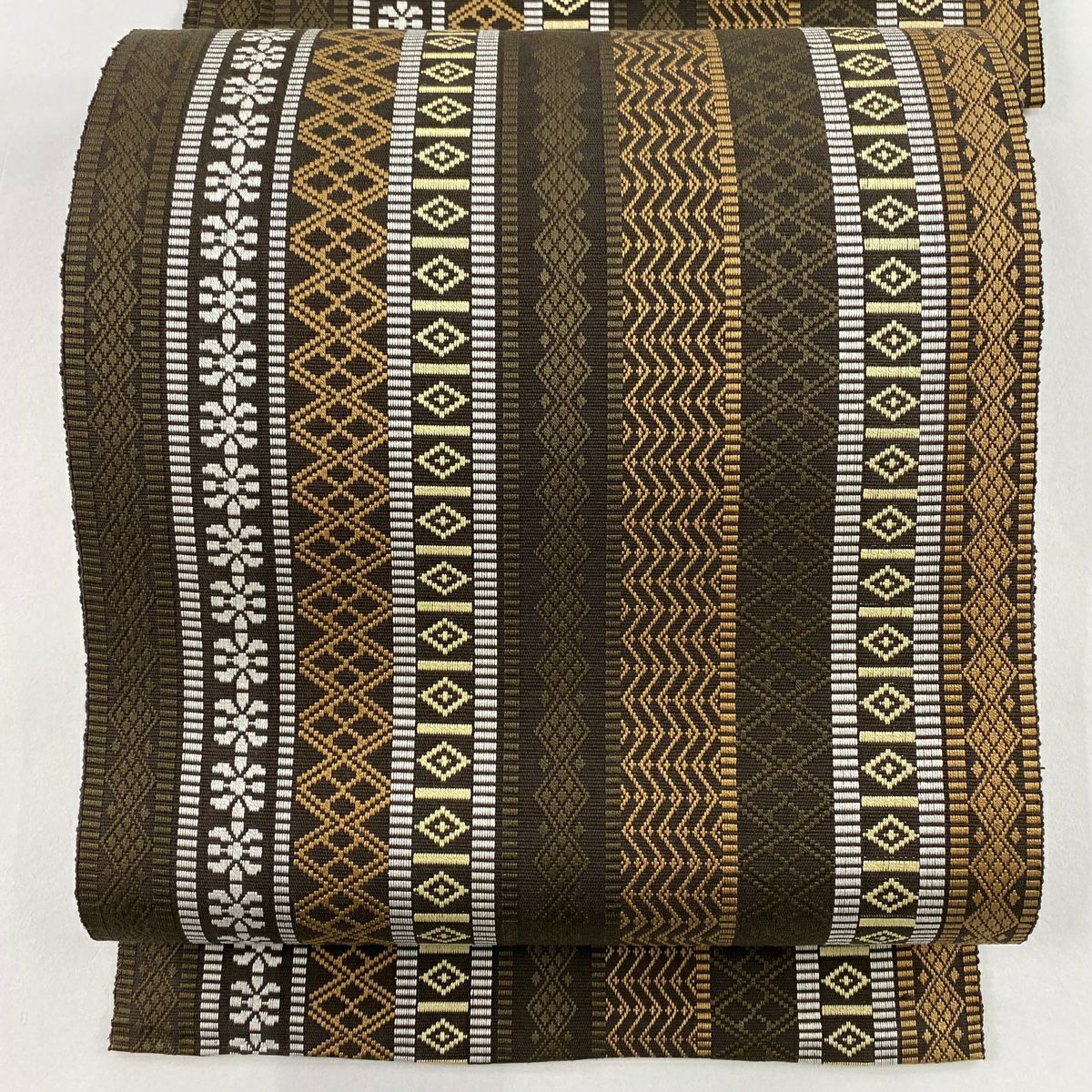 【美品】 名古屋帶 名品級 八寸名古屋帶 松樹葉仕立 雜色仕立 縞紋 菱形 焦茶 純蠶絲