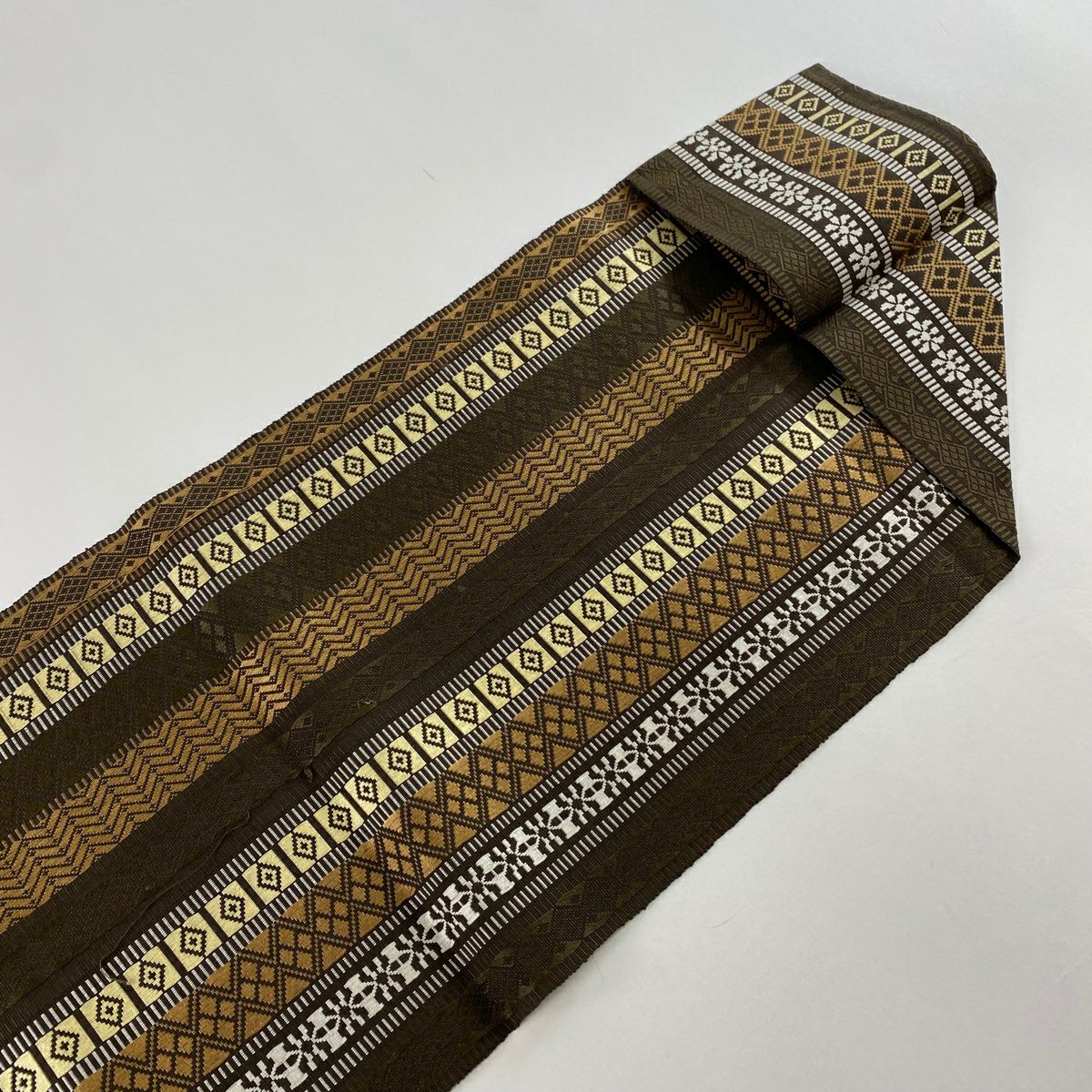 【美品】 名古屋帶 名品級 八寸名古屋帶 松樹葉仕立 雜色仕立 縞紋 菱形 焦茶 純蠶絲