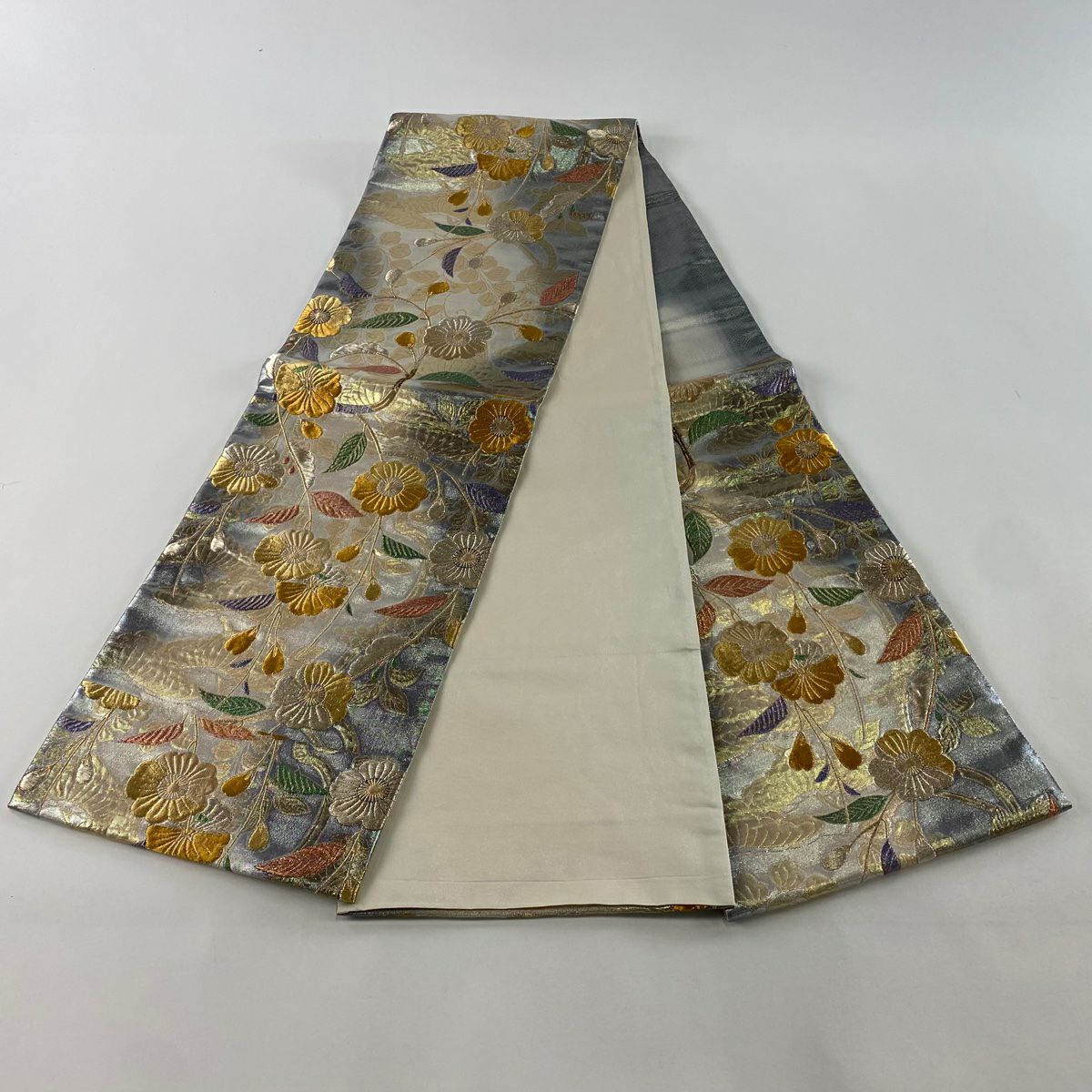【庫存清倉】 【美品】 袋帶 名品級 振袖禮服禮服用 草花紋紋 松樹 金金箔 銀色 六通 純蠶絲