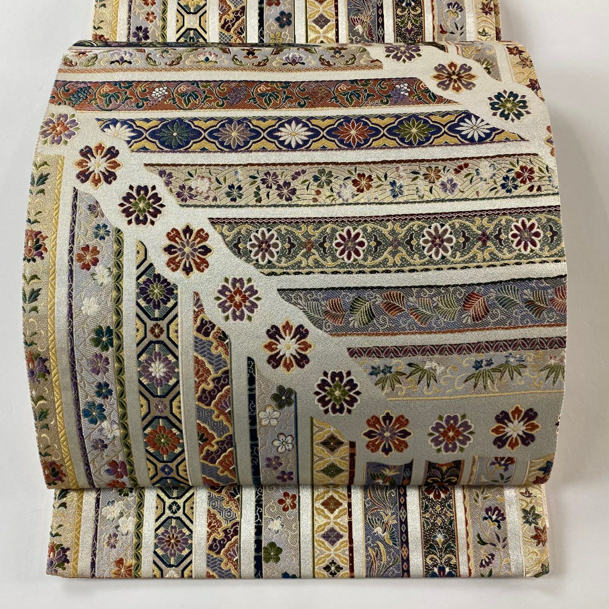 【美品】 袋帶 逸品級 壱阡八百口織 吉祥鬘帶文樣 金金箔 金絲 米色 六通 純蠶絲