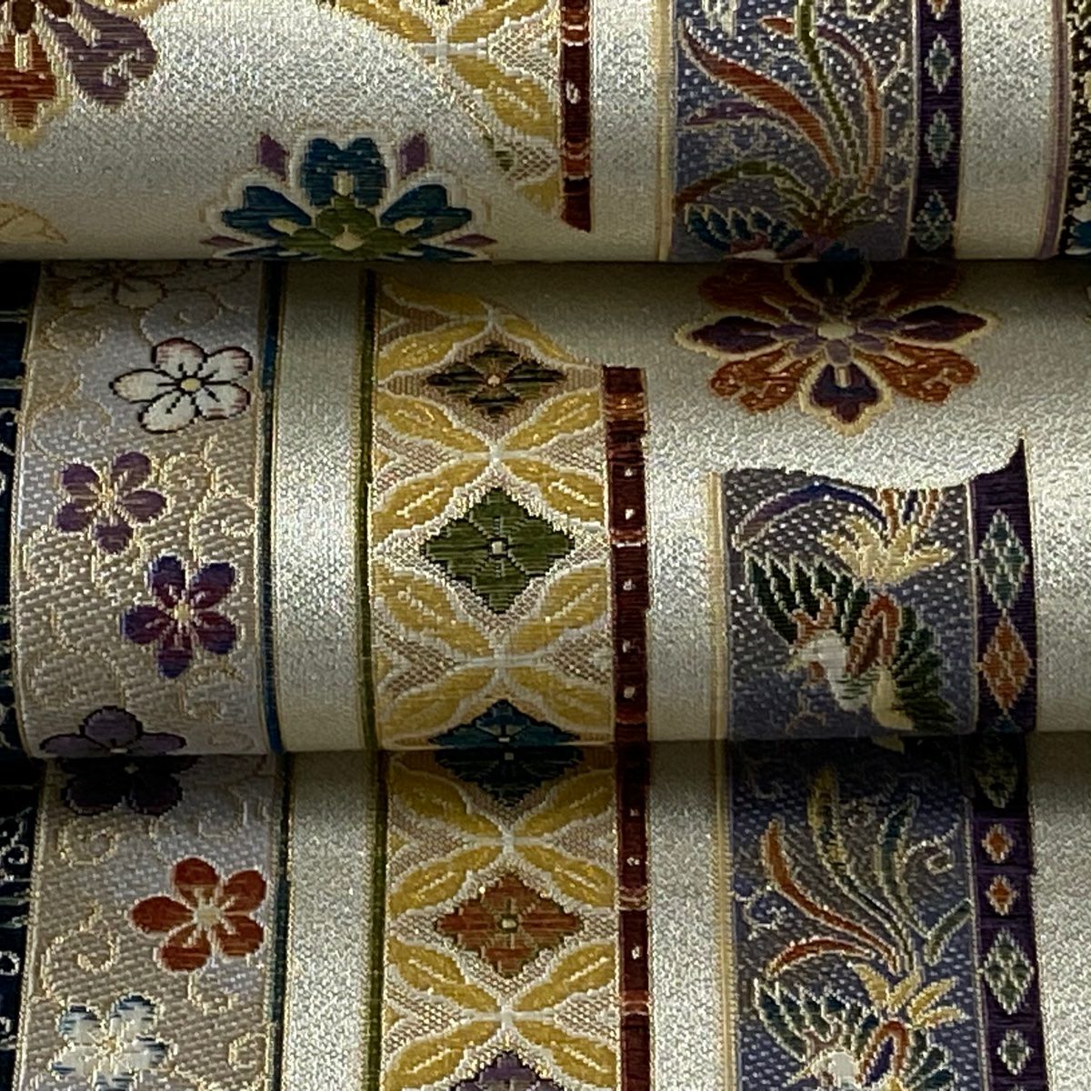 【美品】 袋帶 逸品級 壱阡八百口織 吉祥鬘帶文樣 金金箔 金絲 米色 六通 純蠶絲