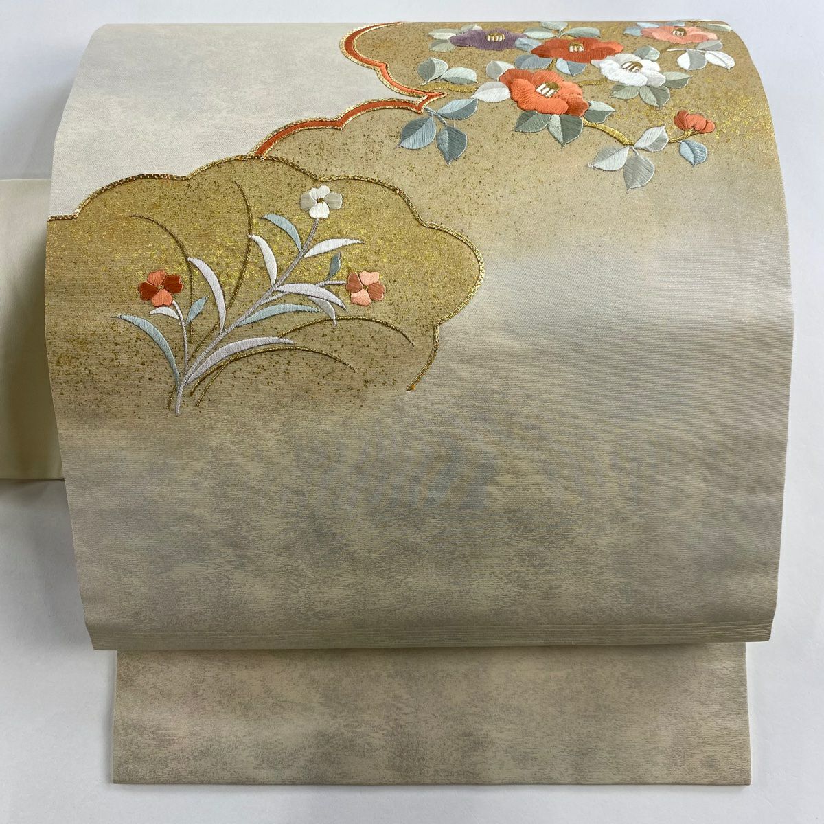名古屋帶 秀品級 椿 雲文 刺繡 金彩裝飾 米色 純蠶絲