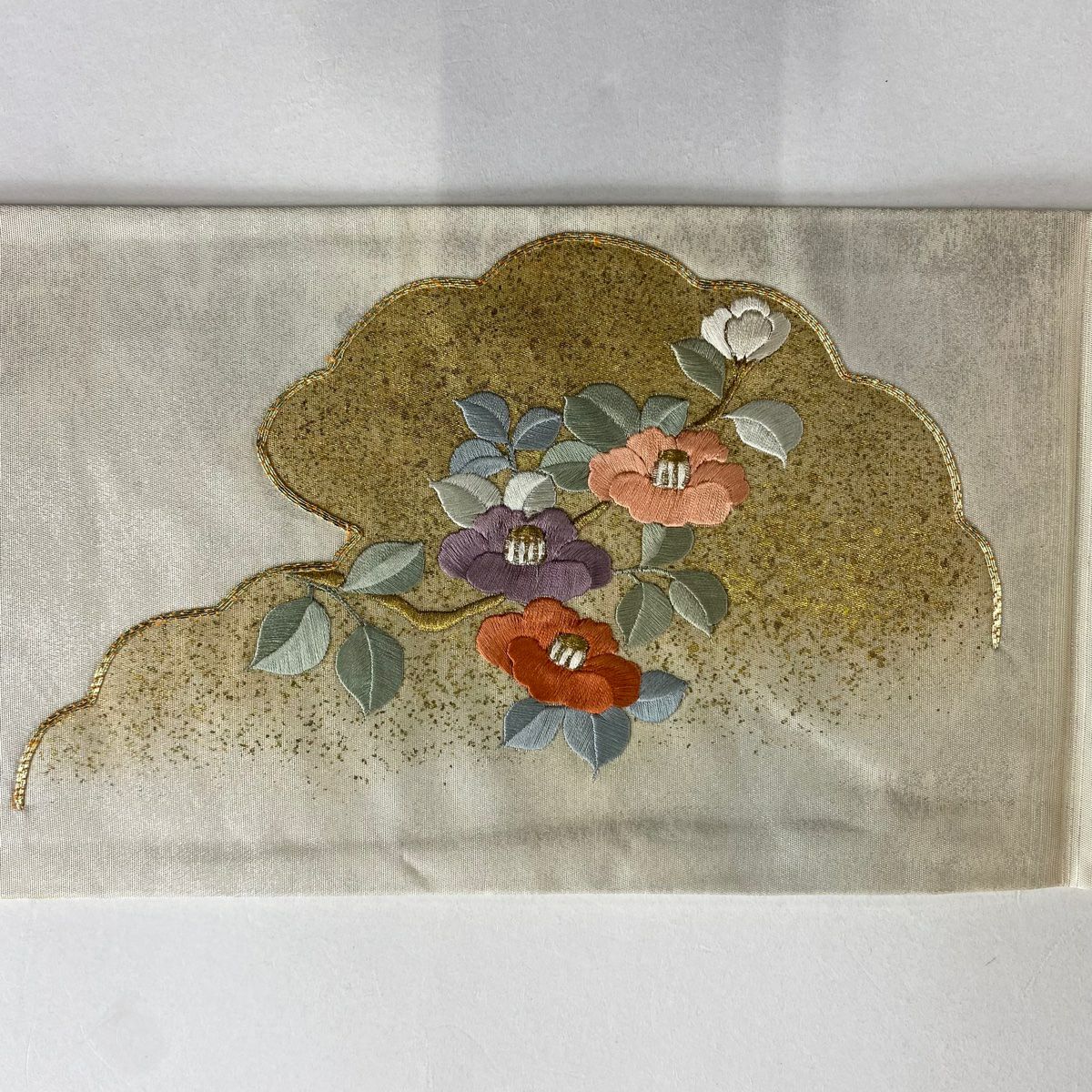 名古屋帶 秀品級 椿 雲文 刺繡 金彩裝飾 米色 純蠶絲