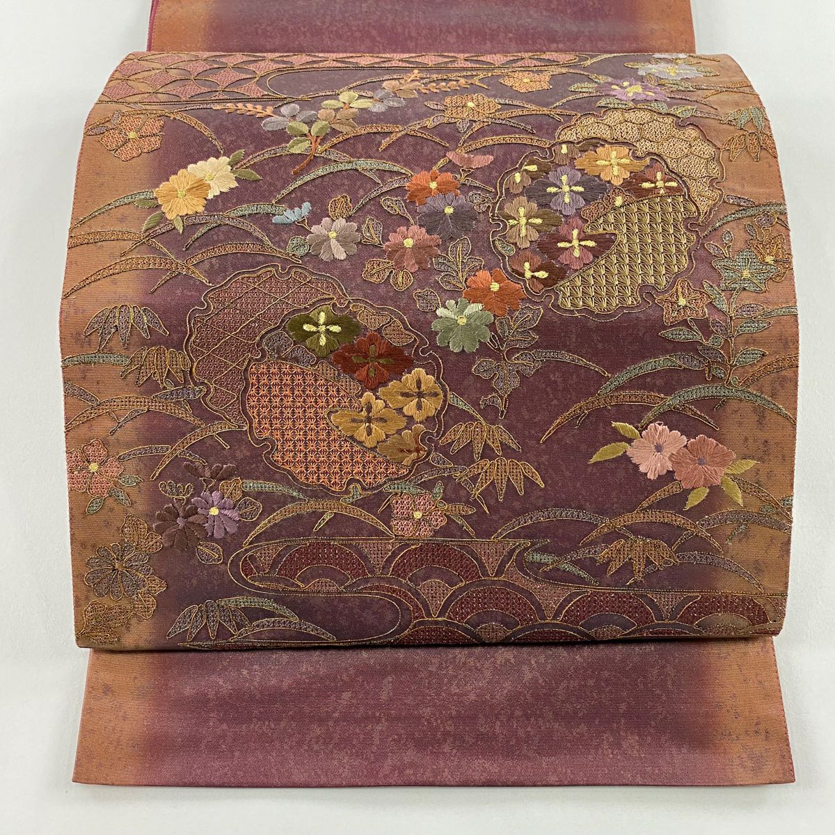 【美品】 袋帶 秀品級 雪輪 ヱ霞 金絲 刺繡 紅紫 お太鼓圖案 純蠶絲