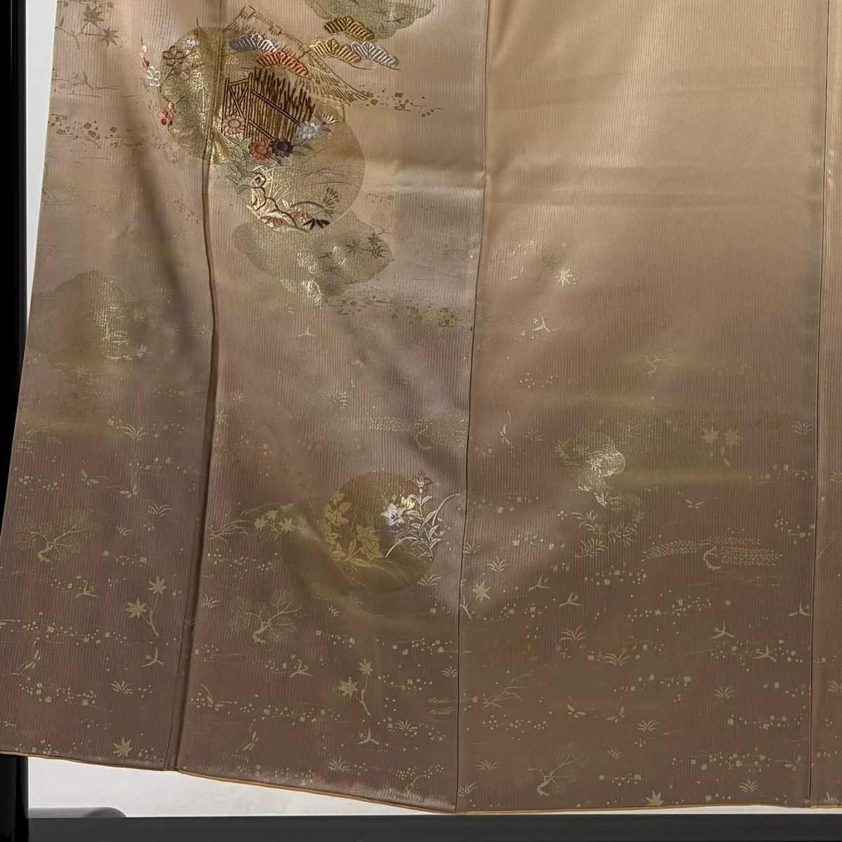 付下 身長154.5cm 袖長61.5cm S 雙層 松樹竹子梅花 家屋 刺繡 金彩裝飾 淺橙色 純蠶絲 優品級 一個紋