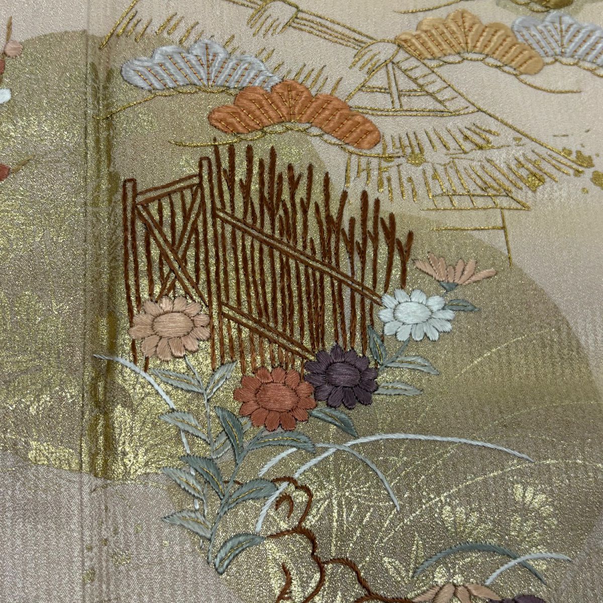 付下 身長154.5cm 袖長61.5cm S 雙層 松樹竹子梅花 家屋 刺繡 金彩裝飾 淺橙色 純蠶絲 優品級 一個紋