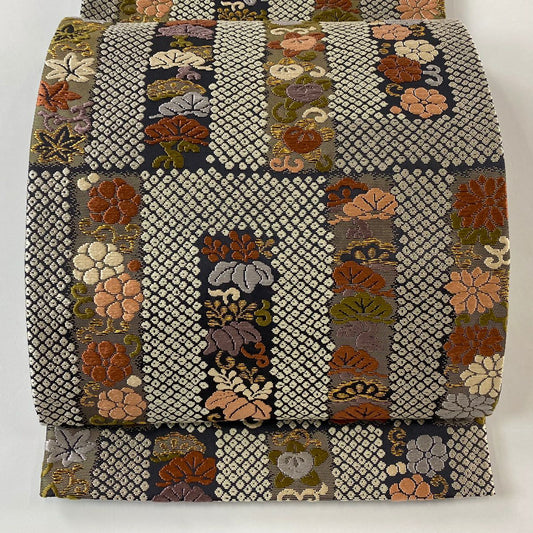【庫存清倉】 【美品】 袋帶 名品級 疋田香的圖案 草花紋 松樹樹 刺繡 金線 墨色 六通 純蠶絲