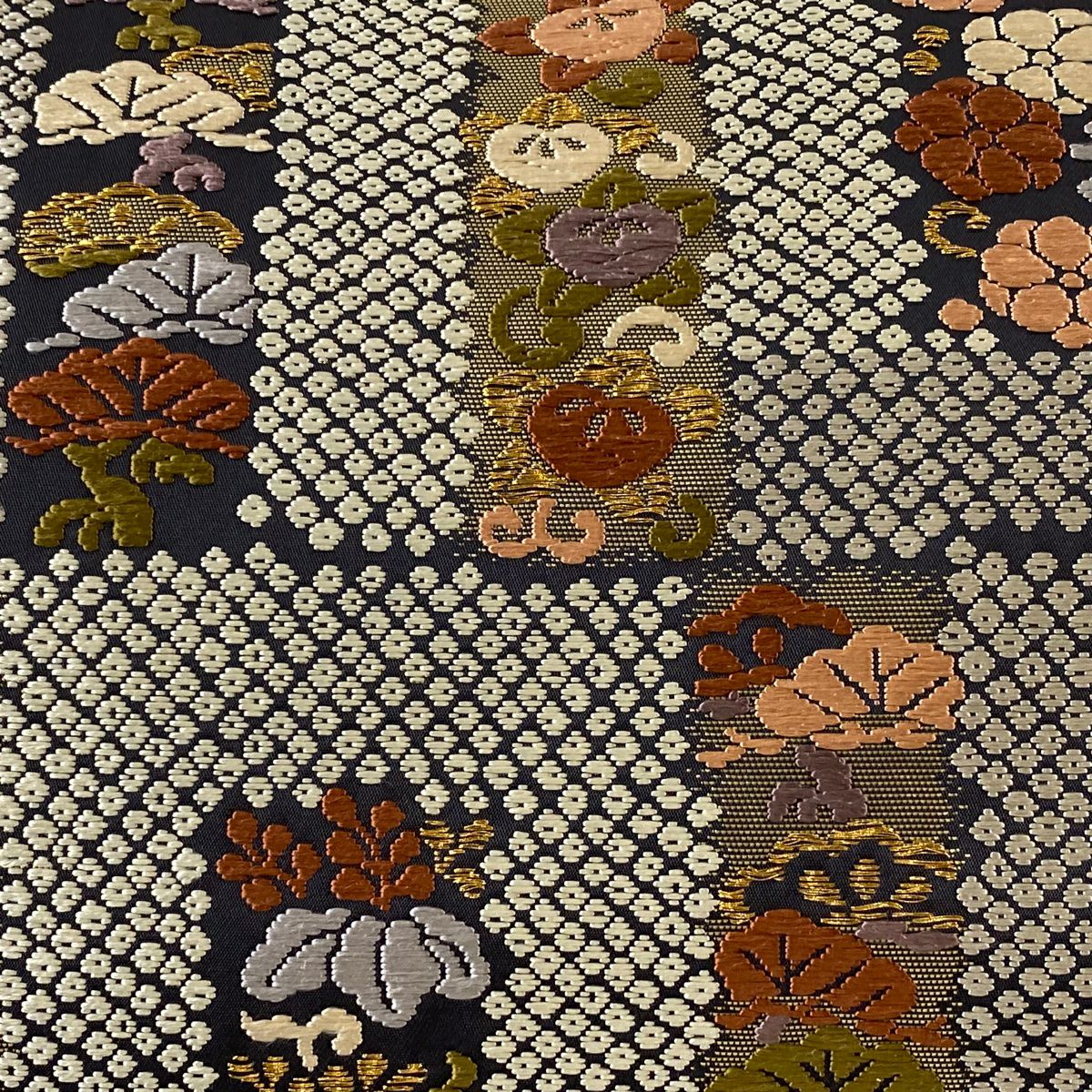 【庫存清倉】 【美品】 袋帶 名品級 疋田香的圖案 草花紋 松樹樹 刺繡 金線 墨色 六通 純蠶絲