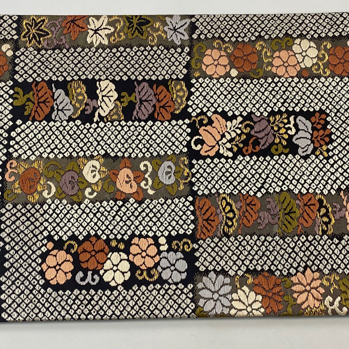 【庫存清倉】 【美品】 袋帶 名品級 疋田香的圖案 草花紋 松樹樹 刺繡 金線 墨色 六通 純蠶絲