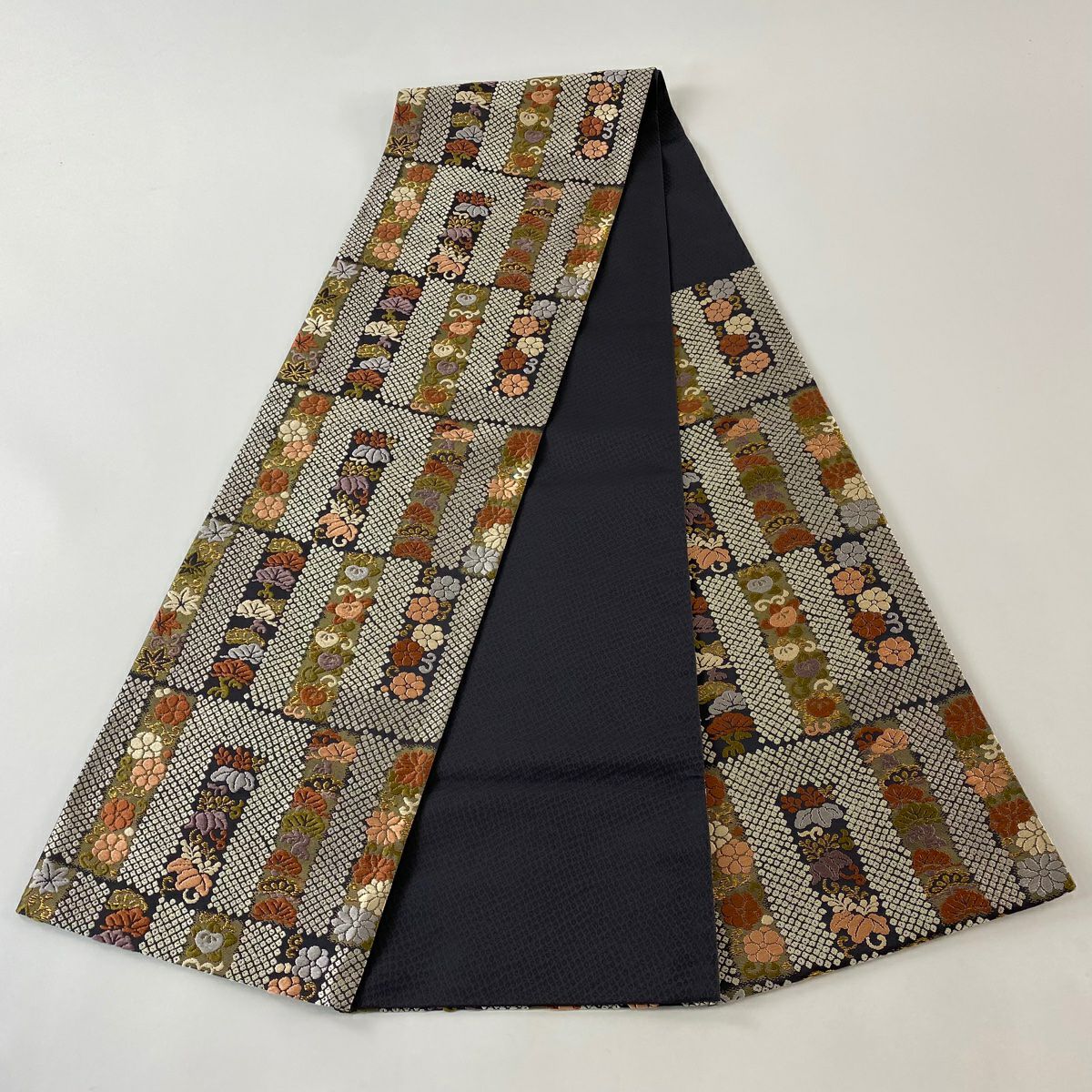 【庫存清倉】 【美品】 袋帶 名品級 疋田香的圖案 草花紋 松樹樹 刺繡 金線 墨色 六通 純蠶絲