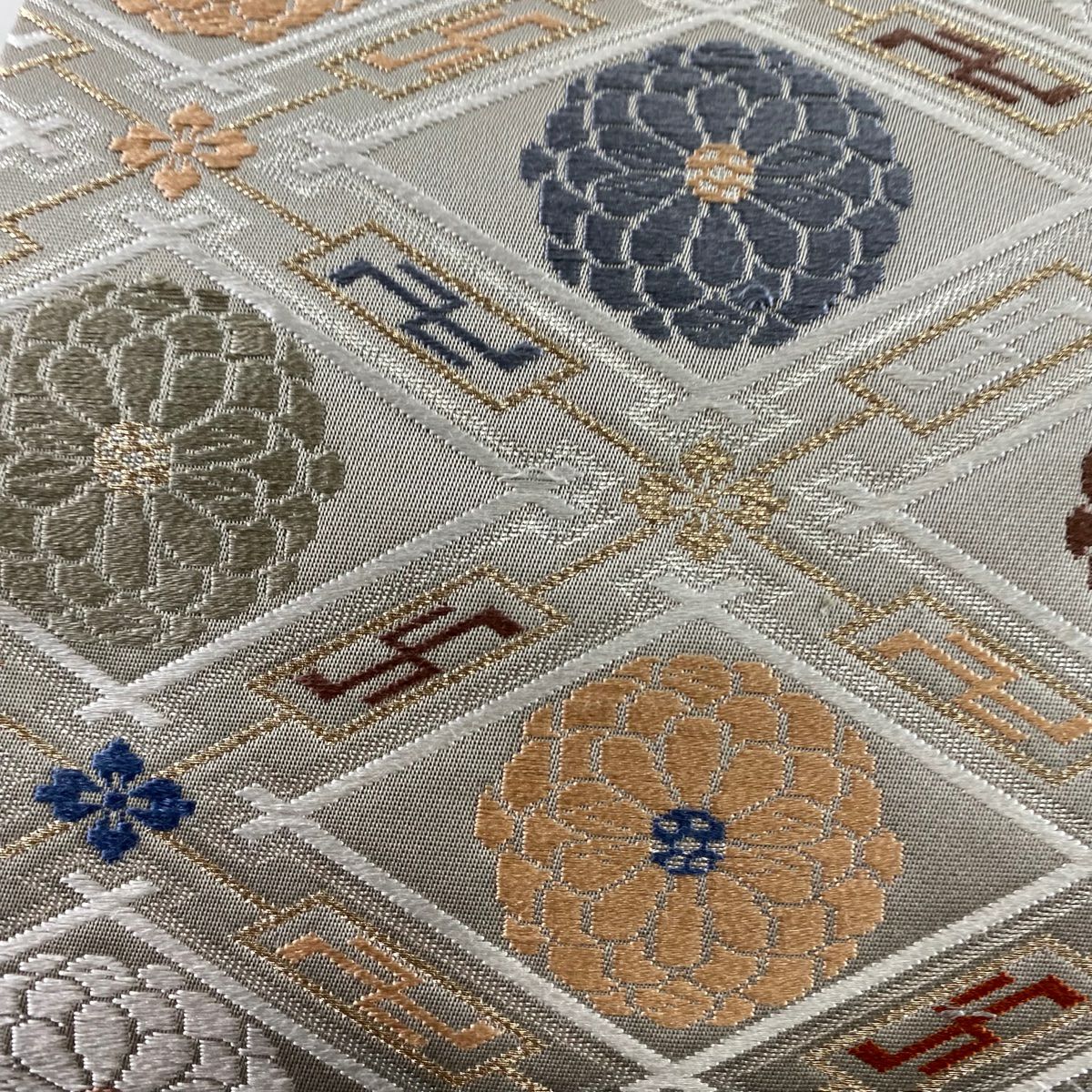 【美品】 袋帶 秀品級 關西仕立 草花紋紋 蝶 刺繡 金銀彩 六通 純蠶絲
