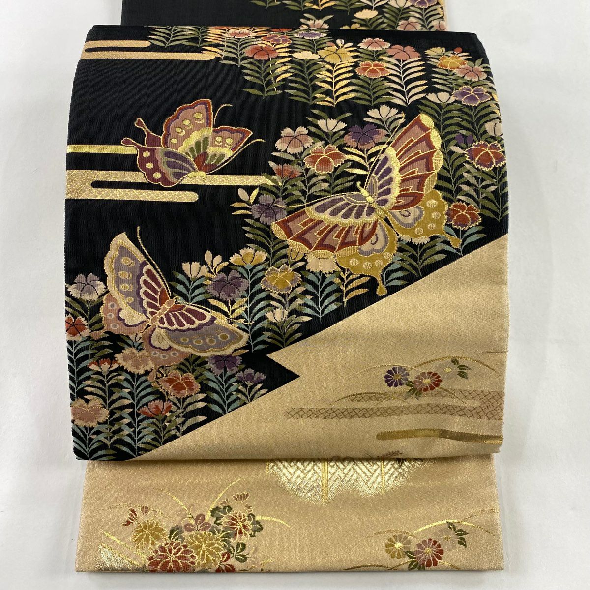 【美品】 袋帶 秀品級 蝶 草花紋 金糸 金金箔 黑 お太鼓柄 純蠶絲