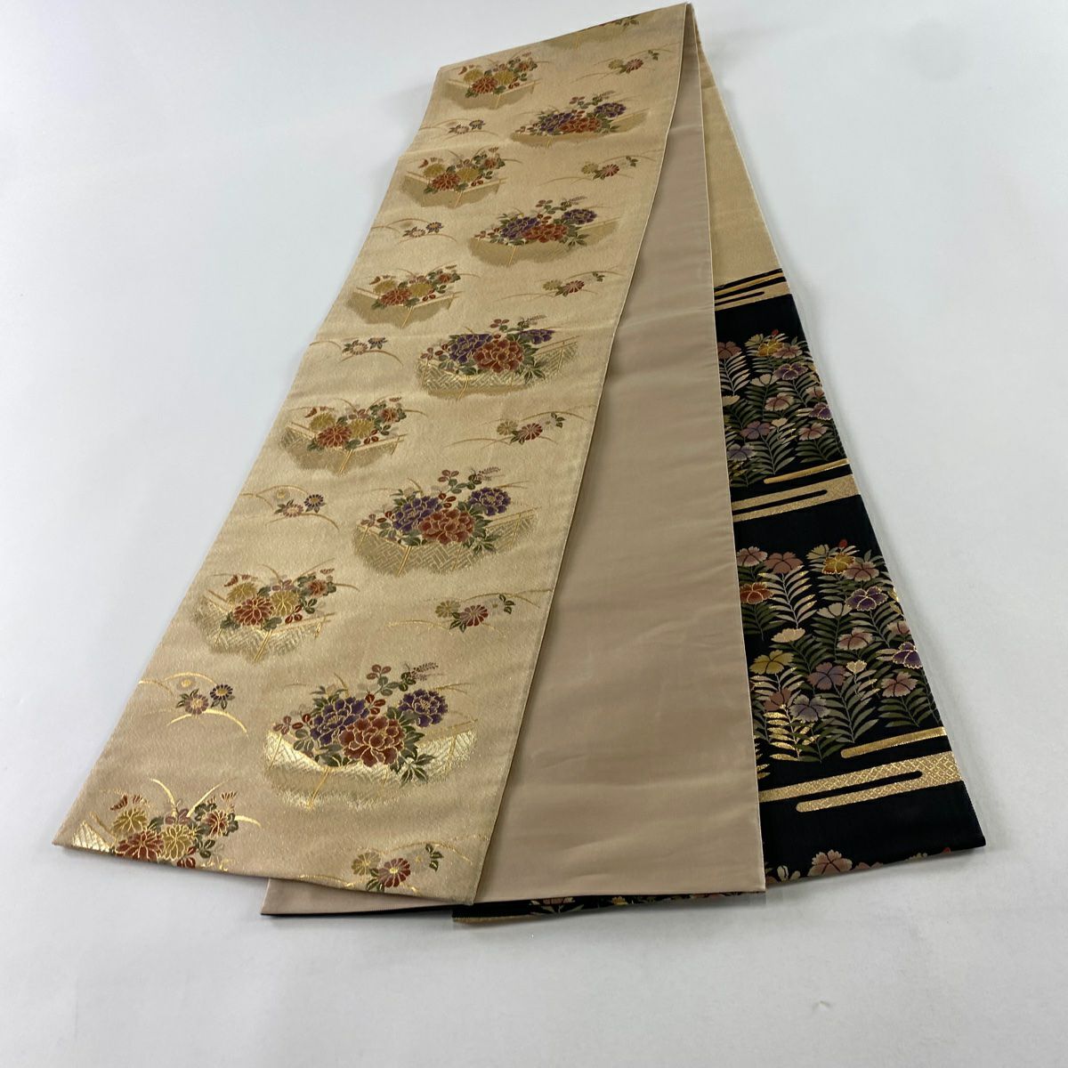 【美品】 袋帶 秀品級 蝶 草花紋 金糸 金金箔 黑 お太鼓柄 純蠶絲