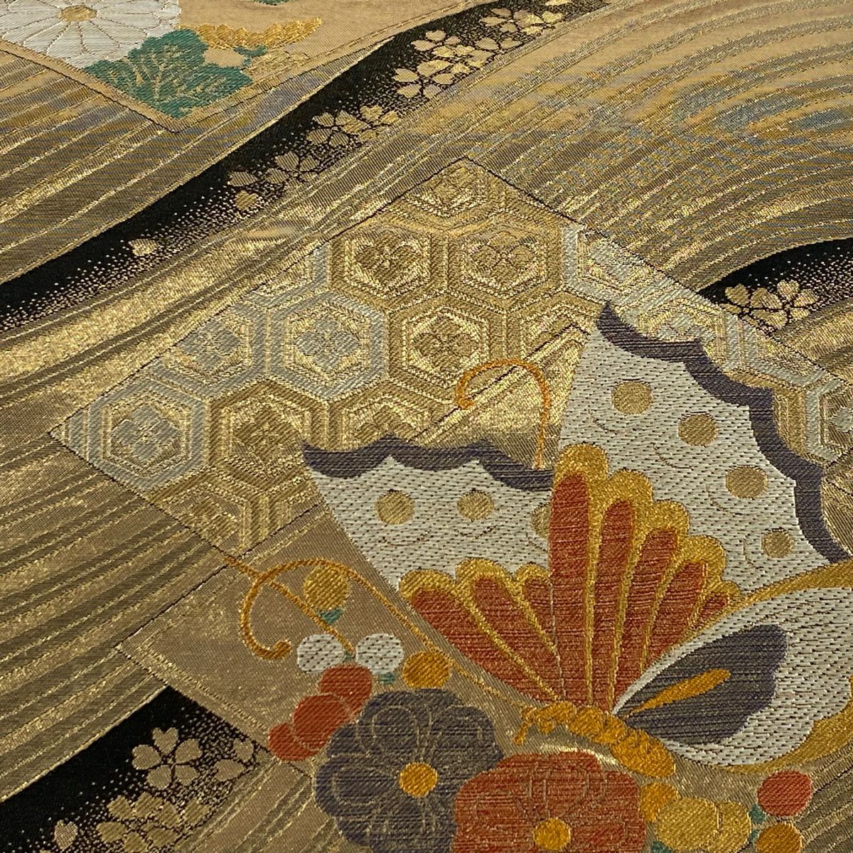 【美品】 袋帶 秀品級 蝶 菊花 金絲 金金箔 金色 六通 純蠶絲