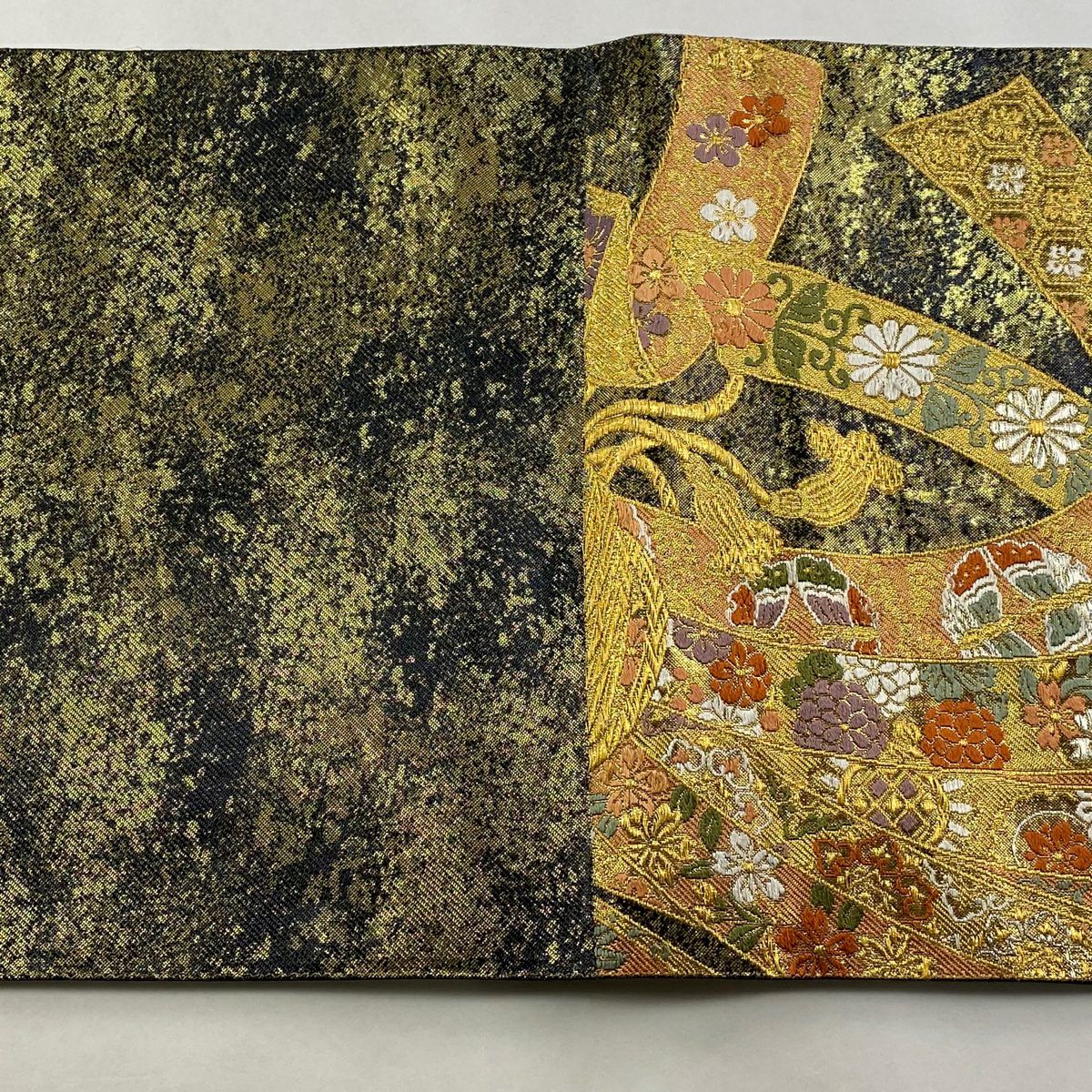 【美品】 袋帶 秀品級 束捲熨斗紋 草花紋刺繡 金銀線 黑灰 六通 純蠶絲