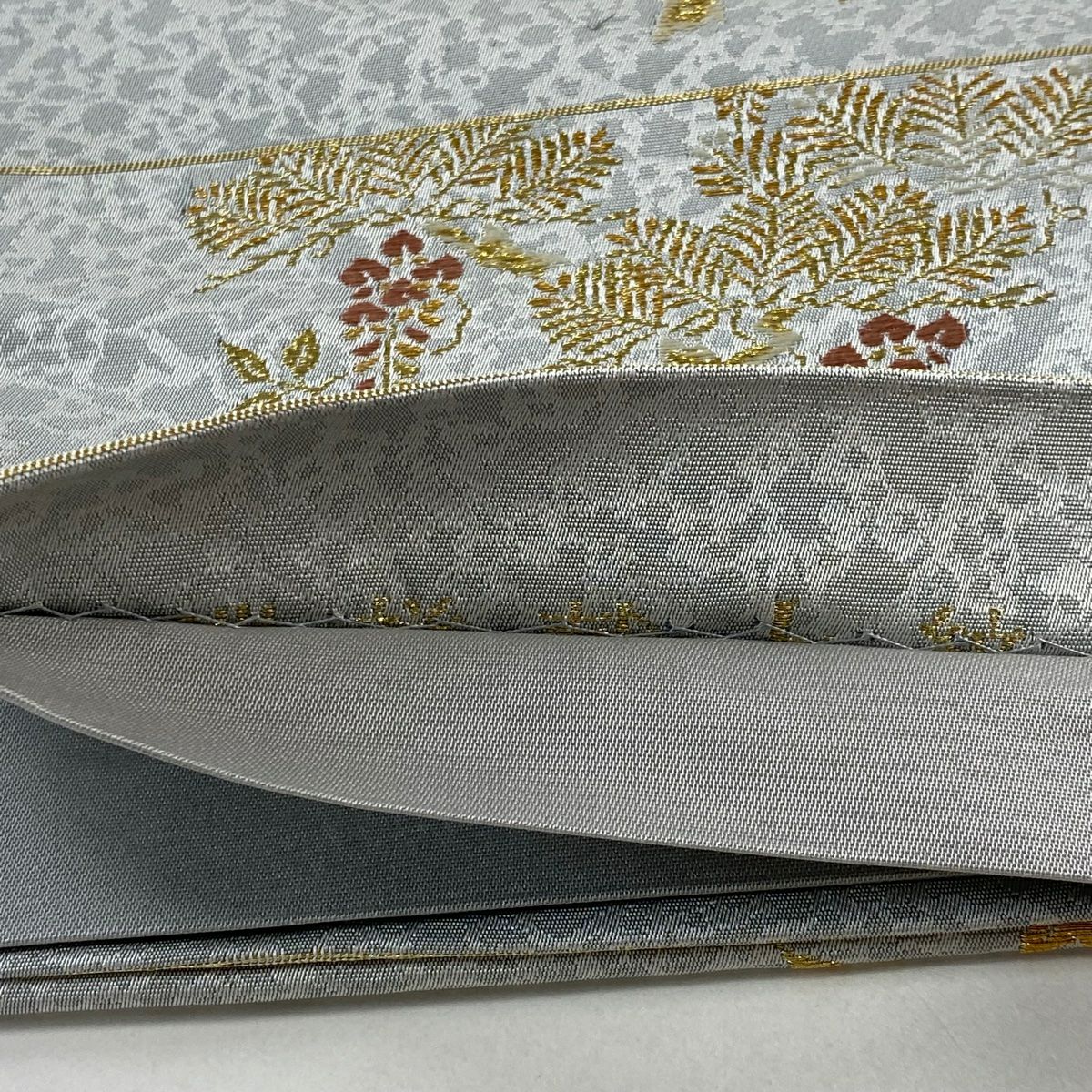 【美品】 袋帶 秀品級 松樹葉仕立 松樹 楓 金絲 灰色 六通 純蠶絲