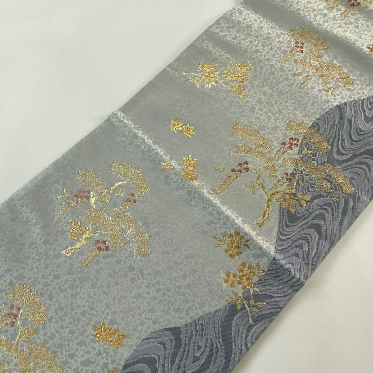【美品】 袋帶 秀品級 松樹葉仕立 松樹 楓 金絲 灰色 六通 純蠶絲