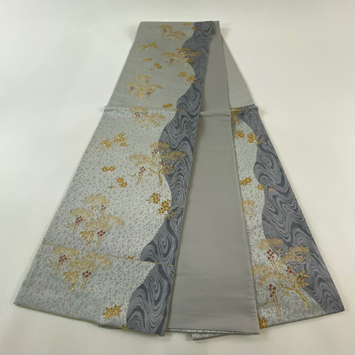 【美品】 袋帶 秀品級 松樹葉仕立 松樹 楓 金絲 灰色 六通 純蠶絲