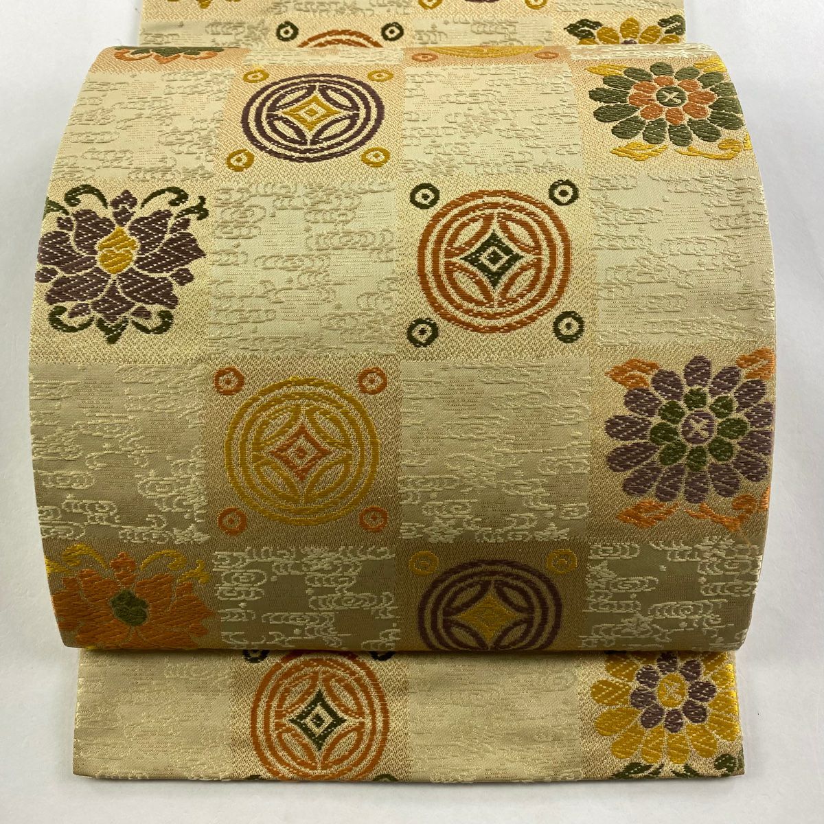 【美品】 袋帶 秀品級 市松樹 草花紋 金金箔 米色 六通 純蠶絲