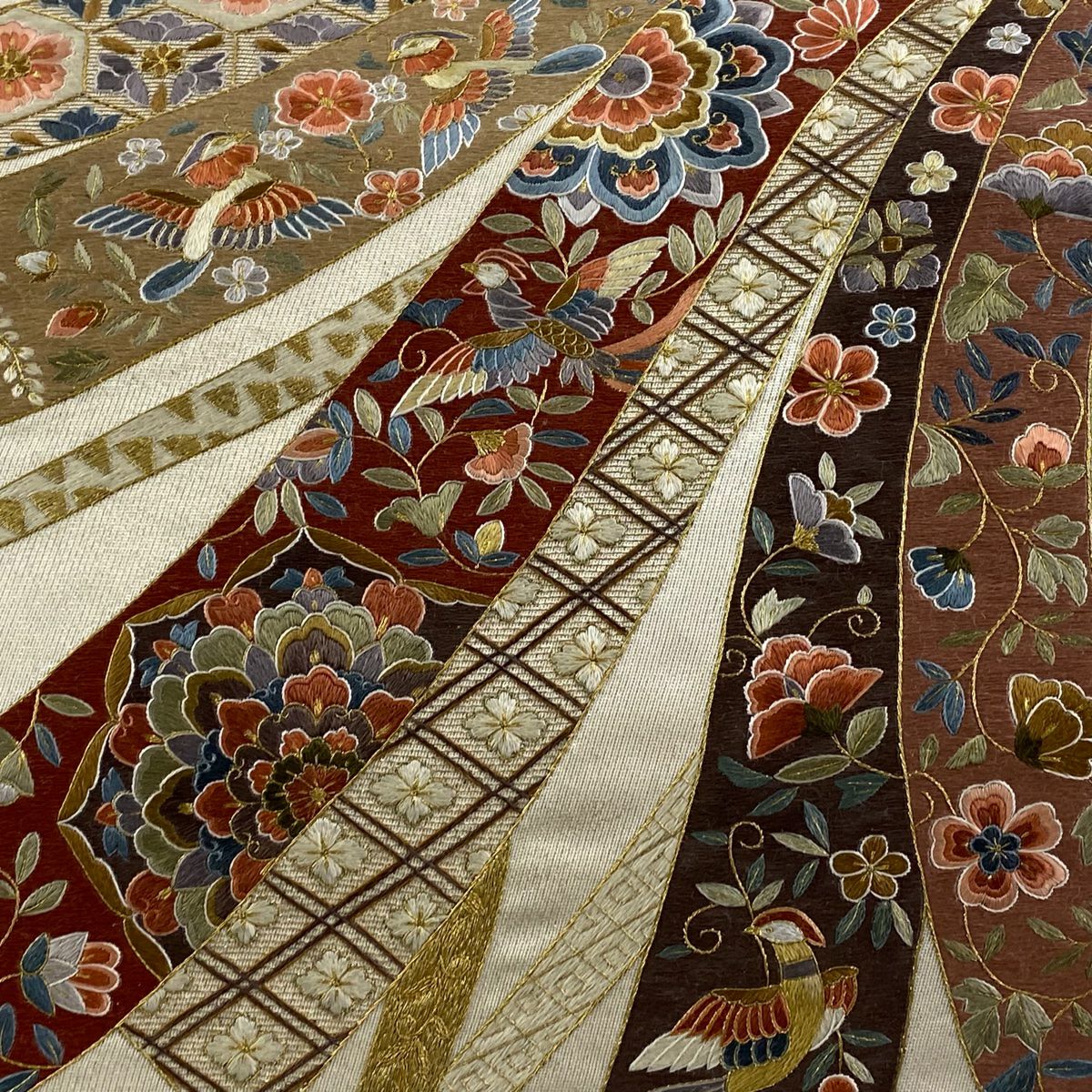 袋帶 逸品級 蒋雪英 落款 鈴乃屋 熨斗紋 草花紋 蘇州刺繡 金絲 奶油色 大鼓圖案 純蠶絲