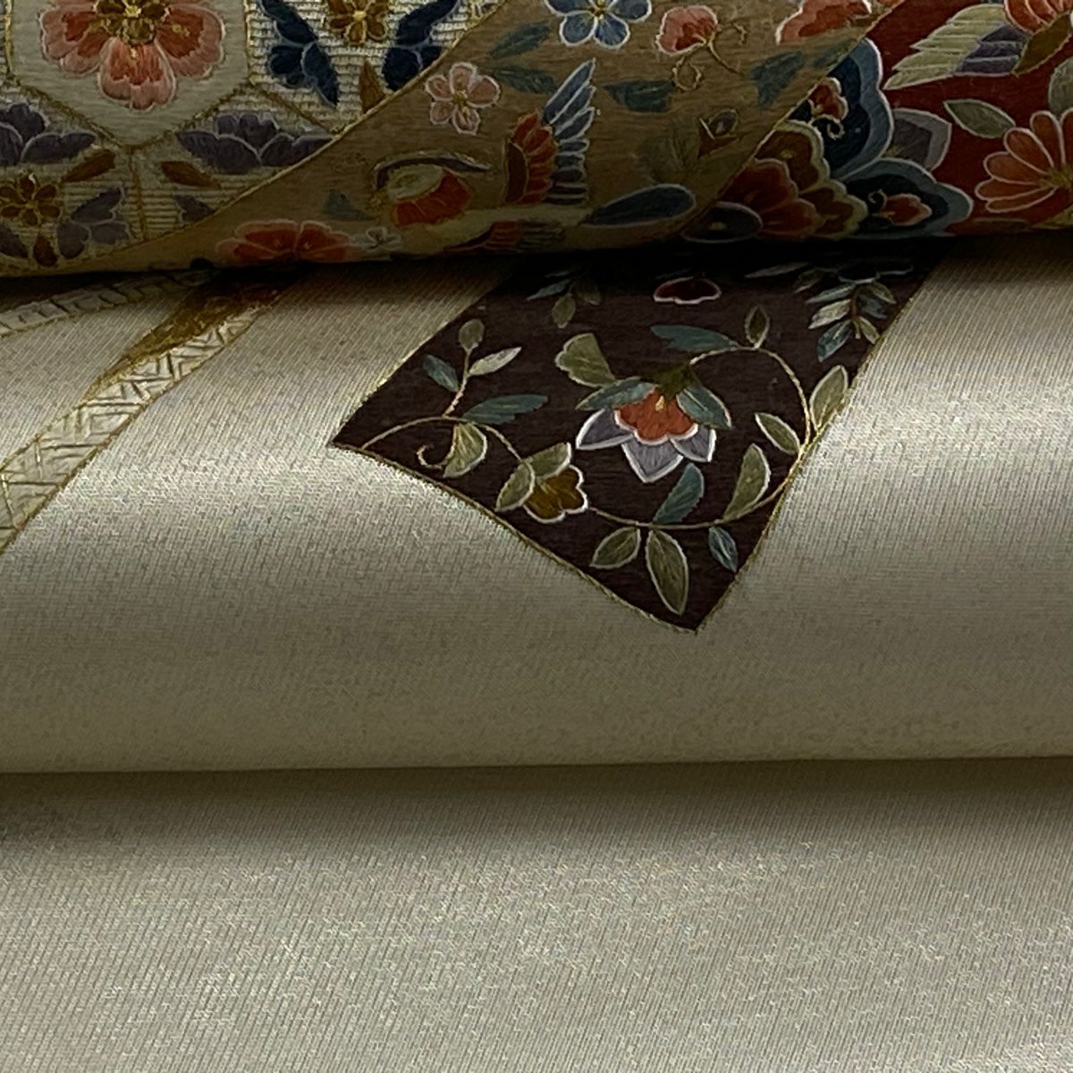 袋帶 逸品級 蒋雪英 落款 鈴乃屋 熨斗紋 草花紋 蘇州刺繡 金絲 奶油色 大鼓圖案 純蠶絲