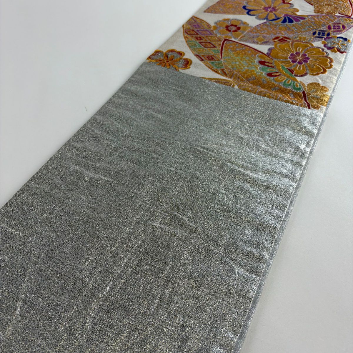 【美品】 袋帶 秀品級 花 有職紋樣 金金箔 金銀絲 灰白 六通 純蠶絲