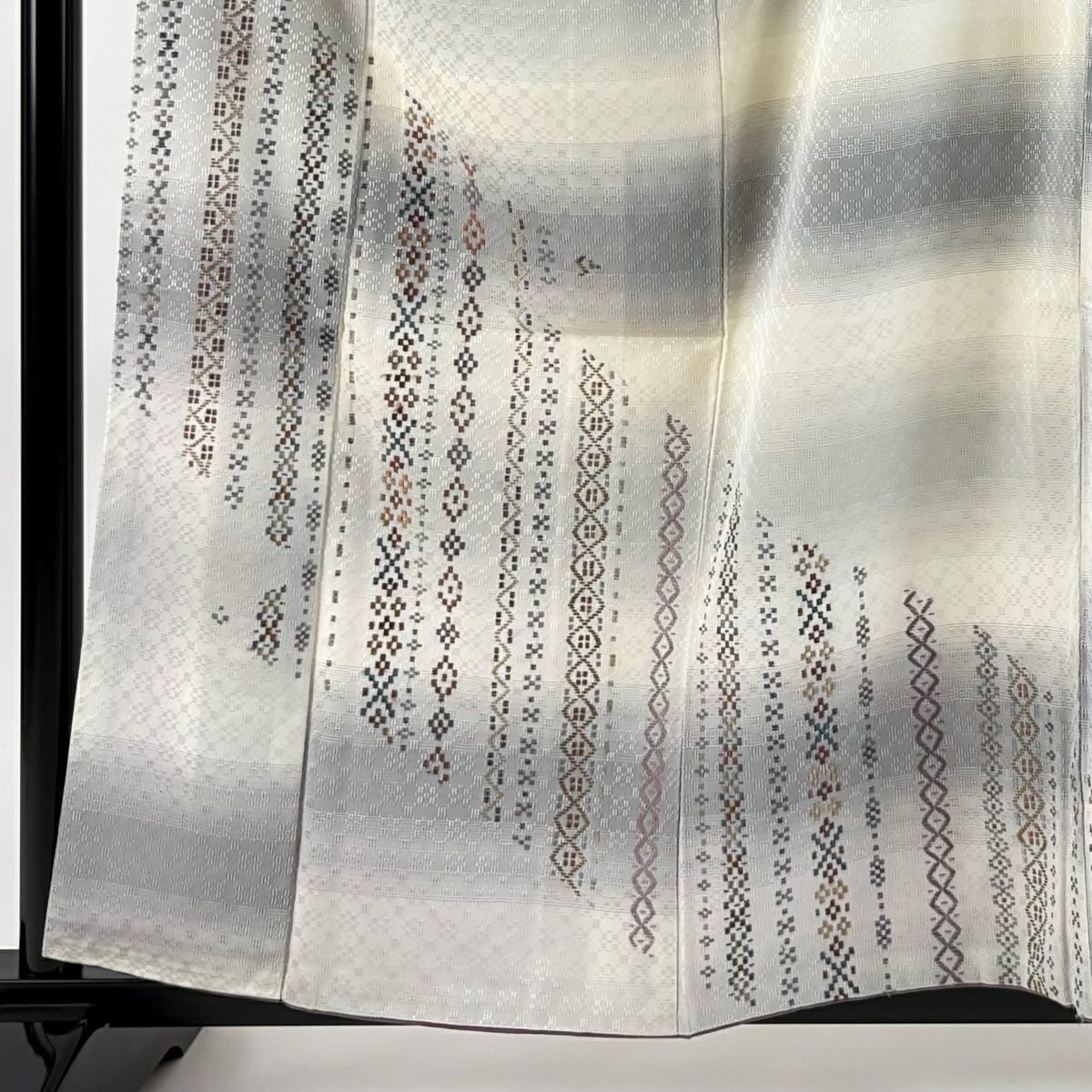 【庫存清倉】 付下 身長158cm 袖長64.5cm M 雙層 幾何圖案 段紋 刺繡 灰白 純蠶絲 名品級