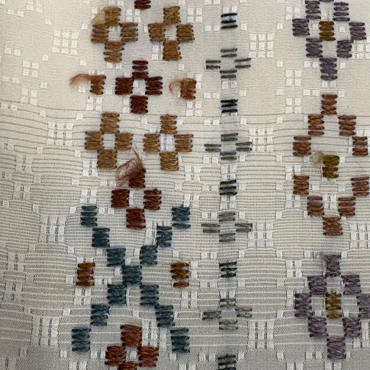 【庫存清倉】 付下 身長158cm 袖長64.5cm M 雙層 幾何圖案 段紋 刺繡 灰白 純蠶絲 名品級