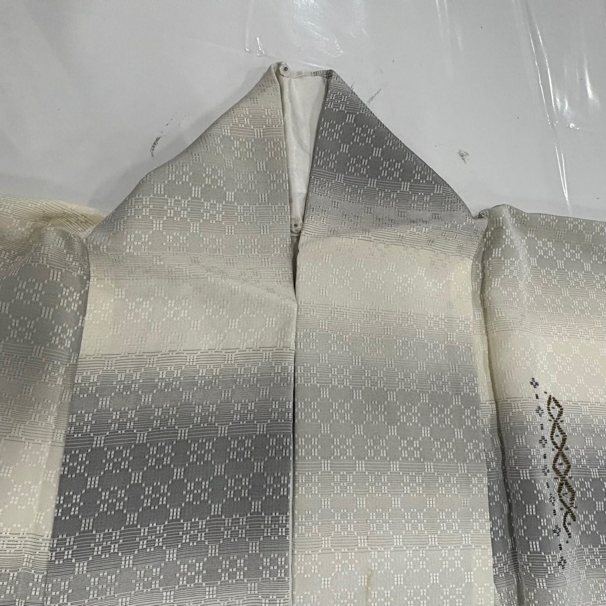 【庫存清倉】 付下 身長158cm 袖長64.5cm M 雙層 幾何圖案 段紋 刺繡 灰白 純蠶絲 名品級