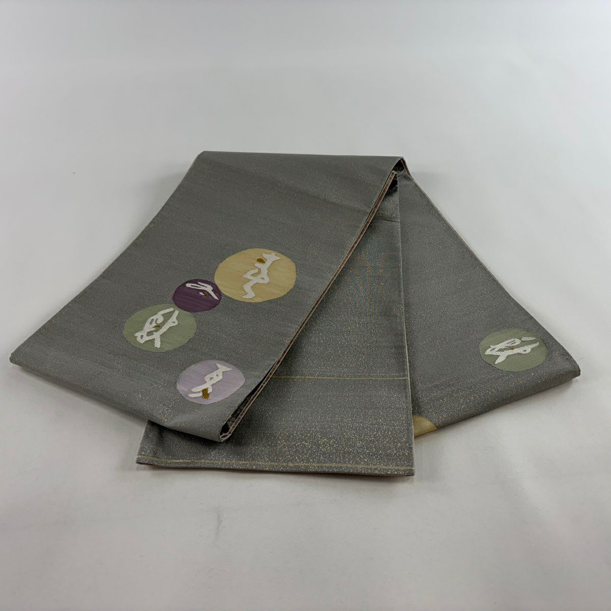 【庫存清倉】 【美品】 袋帶 名品級 落款あり 四代目 上野眞 關西仕立 春夏秋冬 圓文 金通 灰色 大鼓圖案 純蠶絲