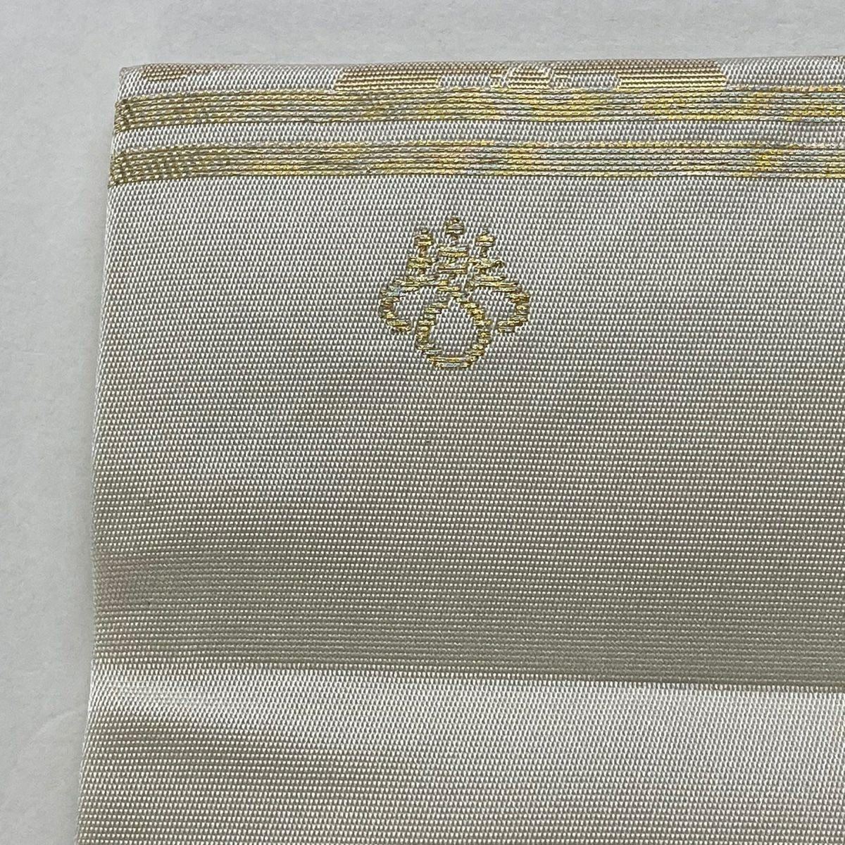 名古屋帶 逸品級 じゅらく 落款あり 七寶繋 花 金絲 金金箔 奶油色 純蠶絲
