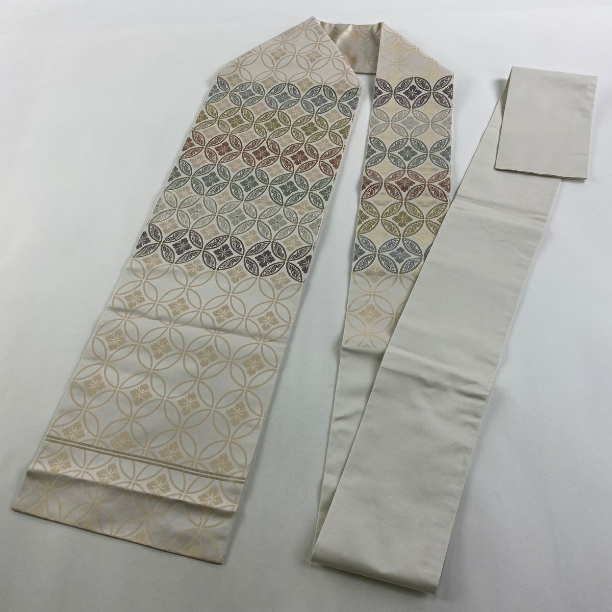 名古屋帶 逸品級 じゅらく 落款あり 七寶繋 花 金絲 金金箔 奶油色 純蠶絲