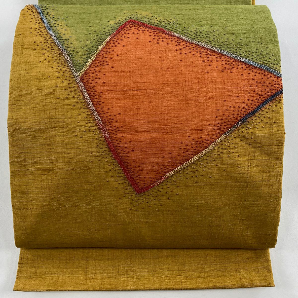 【美品】 袋帶 秀品級 紬織織 幾何圖案 相良刺繡 山吹茶 紅色 正蠶絲