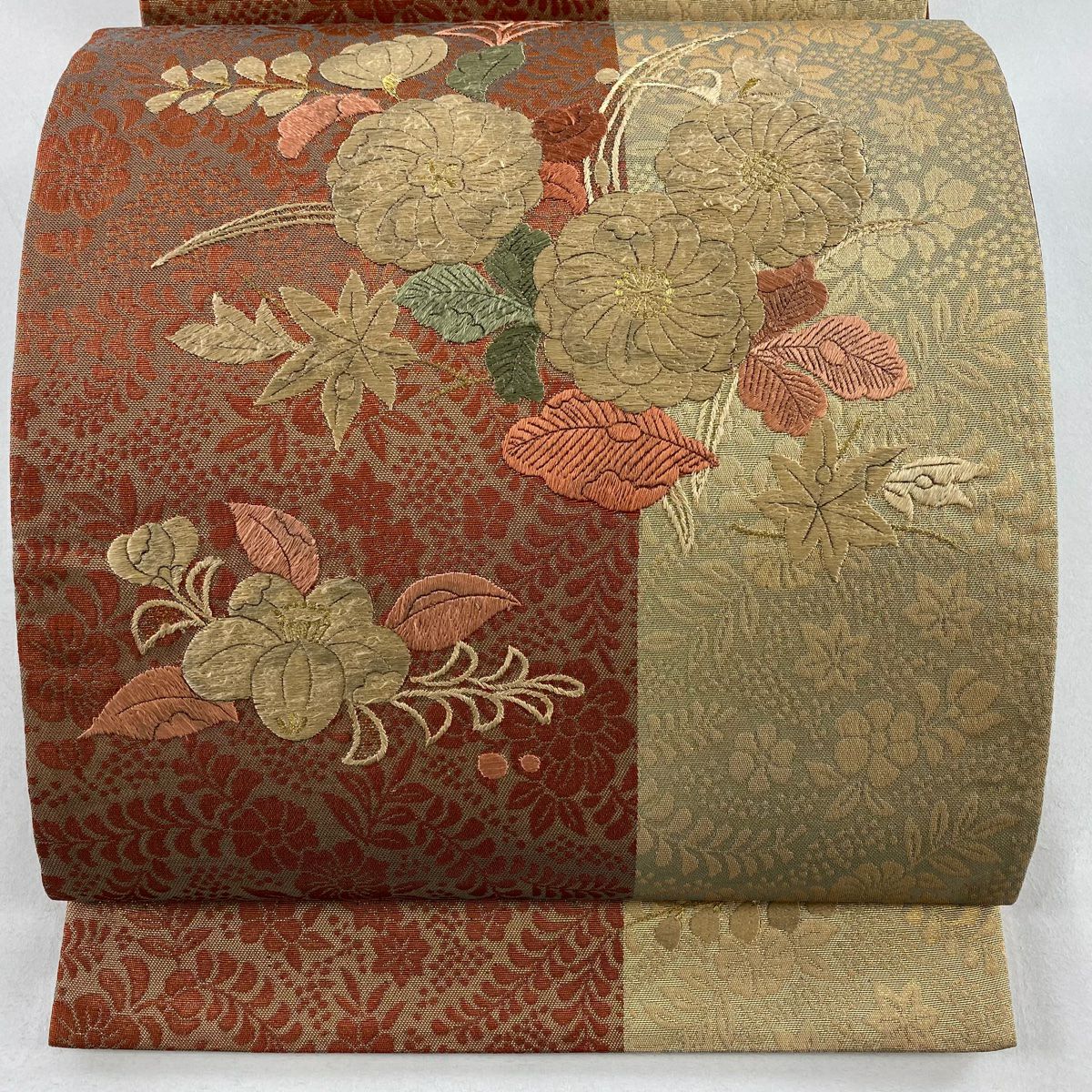 袋帶 秀品級 草花紋紋 椿 金金箔 刺繡 米色 お太鼓柄 純蠶絲