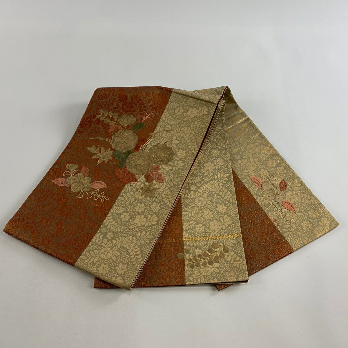 袋帶 秀品級 草花紋紋 椿 金金箔 刺繡 米色 お太鼓柄 純蠶絲